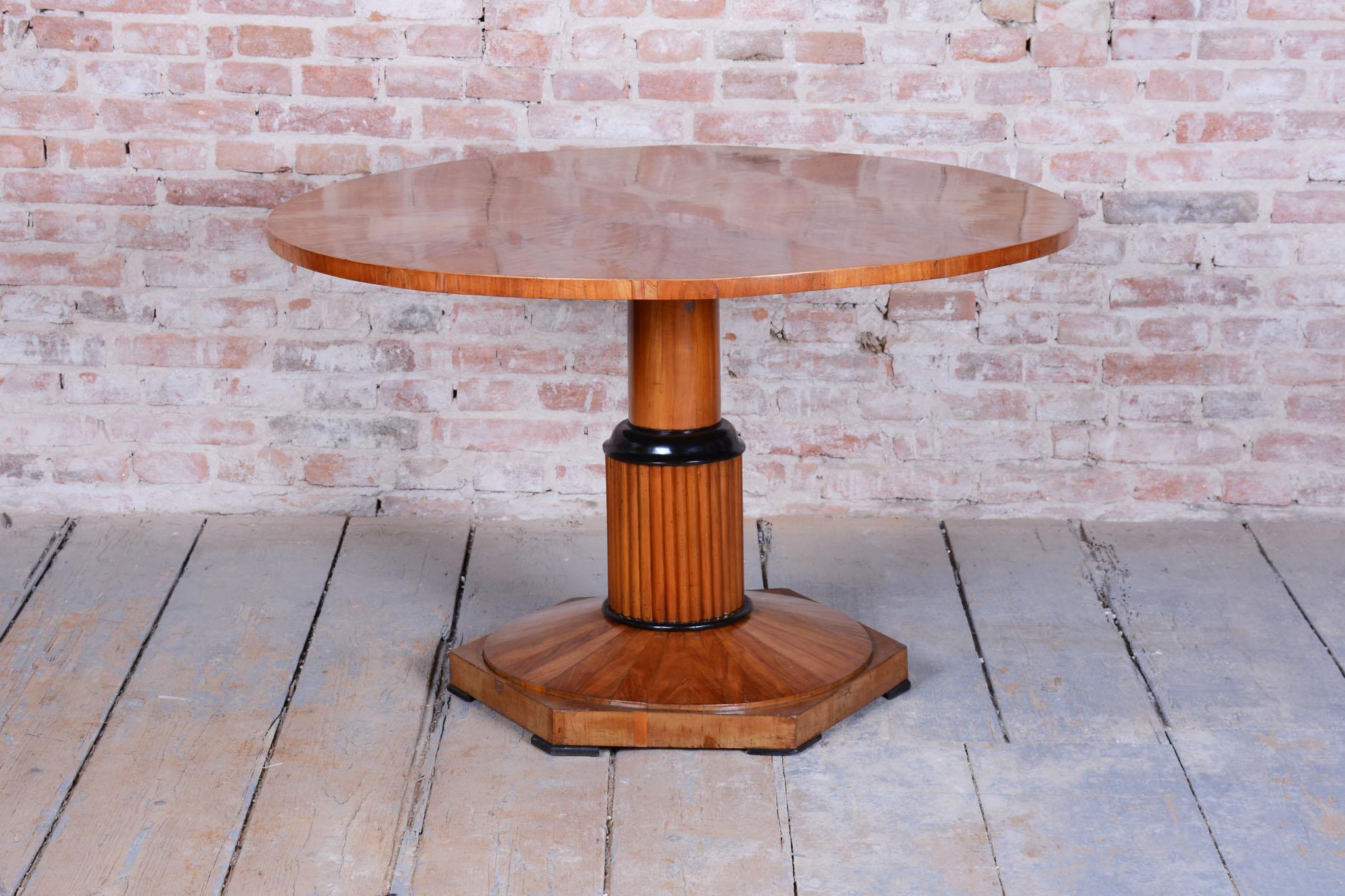 Tchèque Table de salle à manger Biedermeier restaurée, bois de cerisier, revisité polonais, tchèque, années 1830 en vente