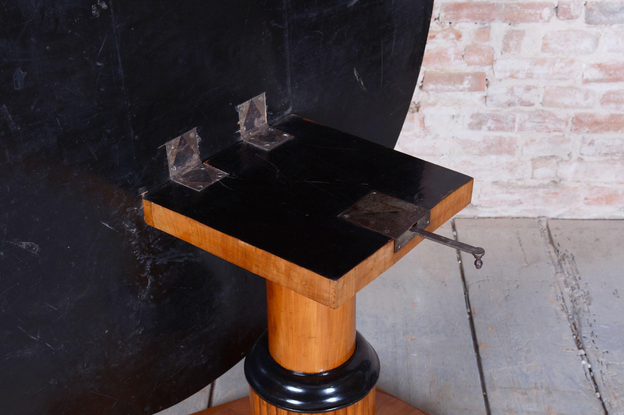 Table de salle à manger Biedermeier restaurée, bois de cerisier, revisité polonais, tchèque, années 1830 en vente 1