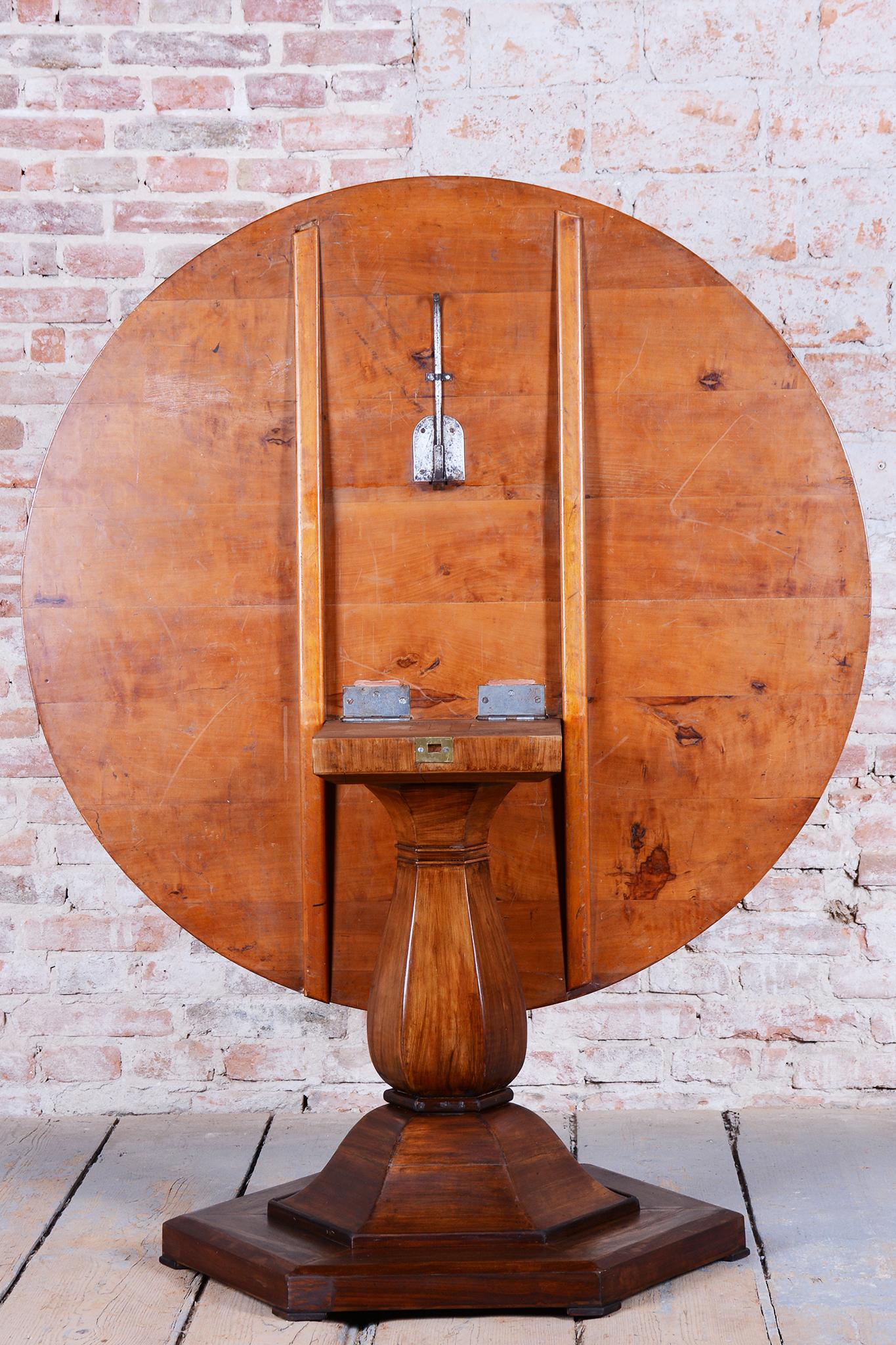 Restored Biedermeier Dining Table, Walnut, Revived Polish, Czech, 1830s For Sale 8