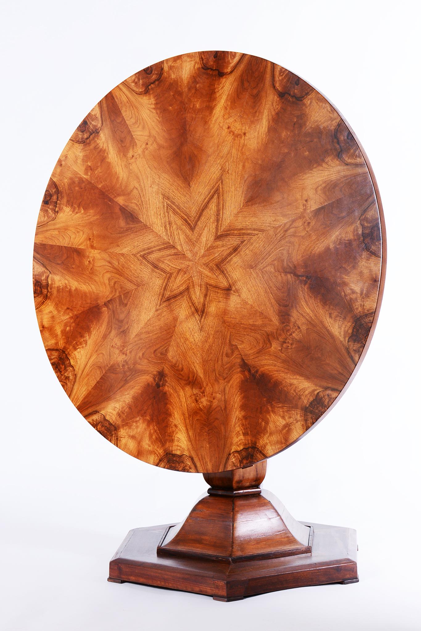 Restored Biedermeier Dining Table, Walnut, Revived Polish, Czech, 1830s In Good Condition For Sale In Brandys nad Labem, Středočeský kraj