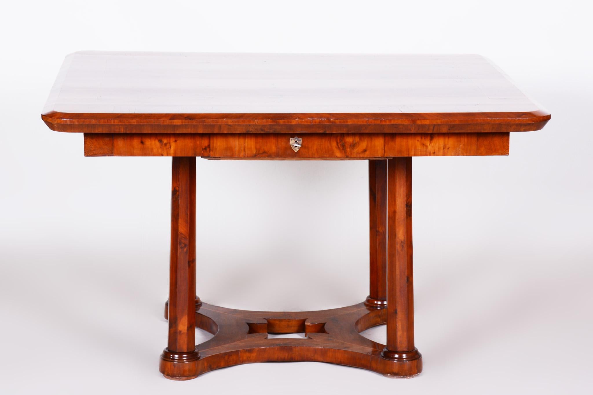 Restored Biedermeier dining table.

Source: Austria
Period: 1830-1839
Material: Yew-tree

An atypical castle-style table.
Very well preserved. Revitalized varnish.