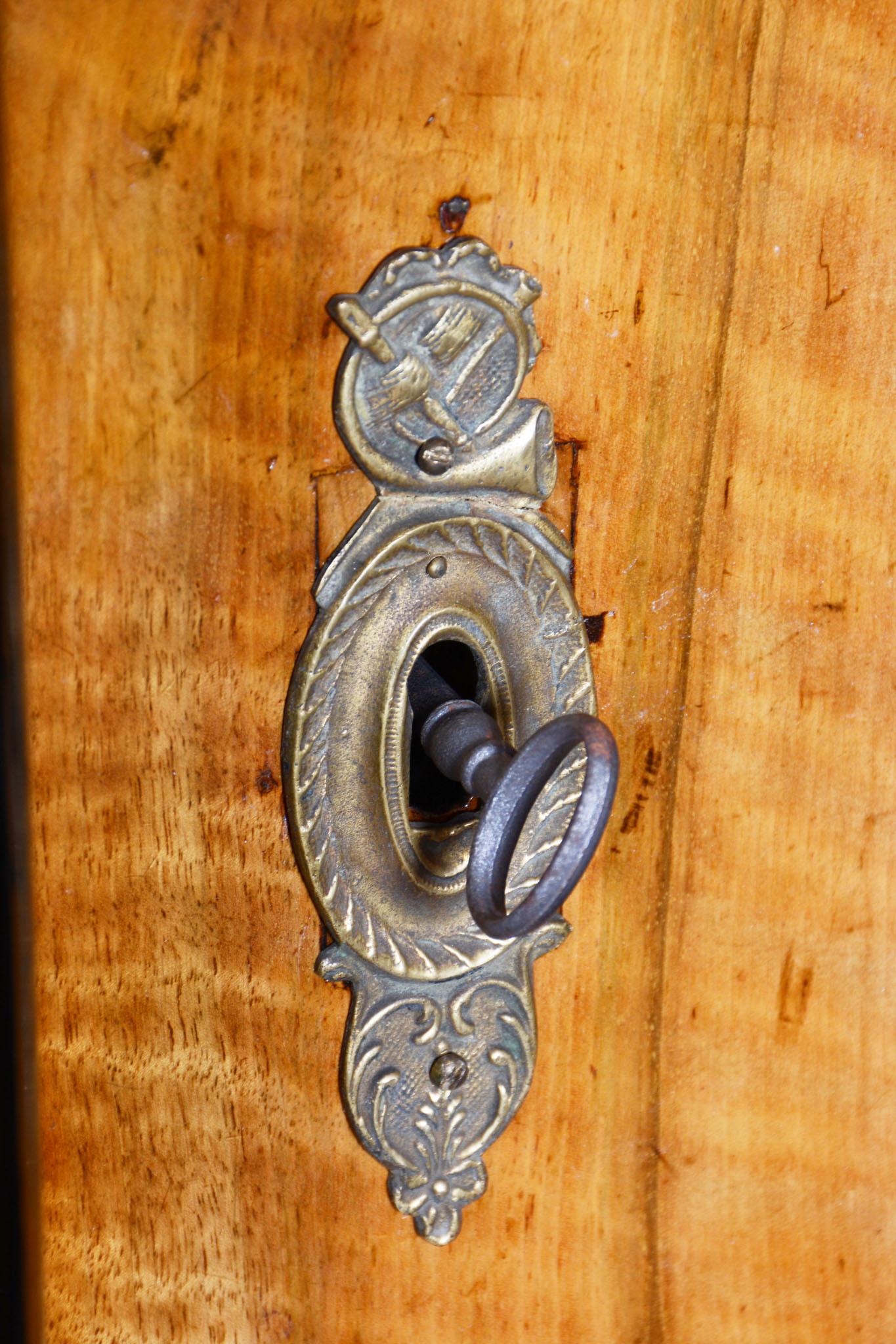 Vitrina Biedermeier restaurada, nogal, cristal, década de 1820, Austria en venta 7
