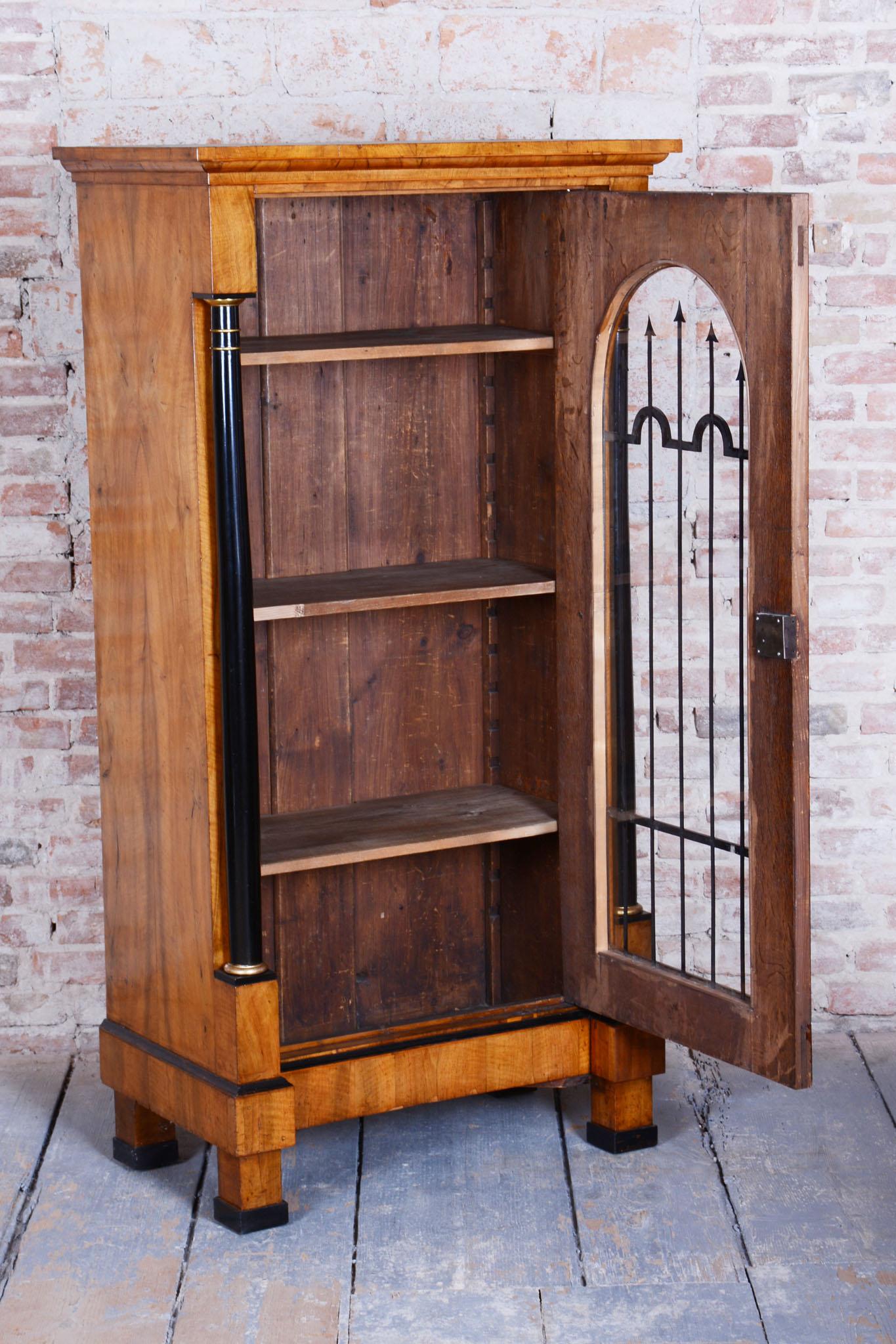 Vitrina Biedermeier restaurada, nogal, cristal, década de 1820, Austria en venta 8