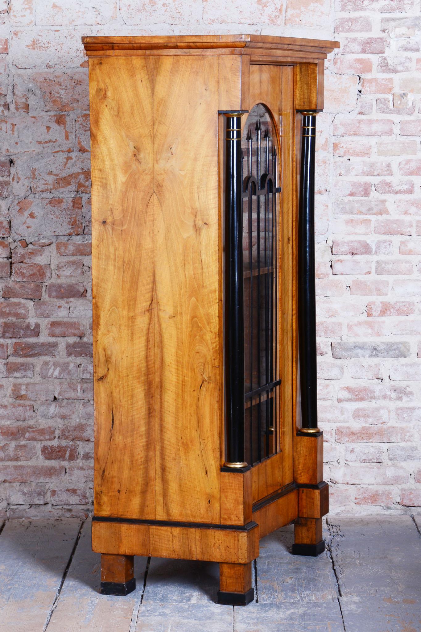 Vitrina Biedermeier restaurada, nogal, cristal, década de 1820, Austria en venta 13