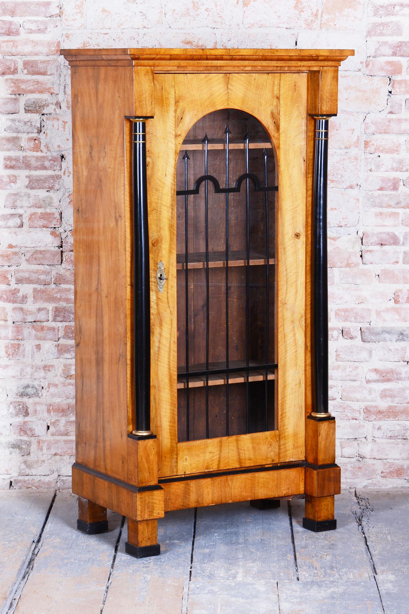 Vitrina Biedermeier restaurada, nogal, cristal, década de 1820, Austria Vidrio en venta