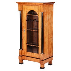 Vitrina Biedermeier restaurada, nogal, cristal, década de 1820, Austria