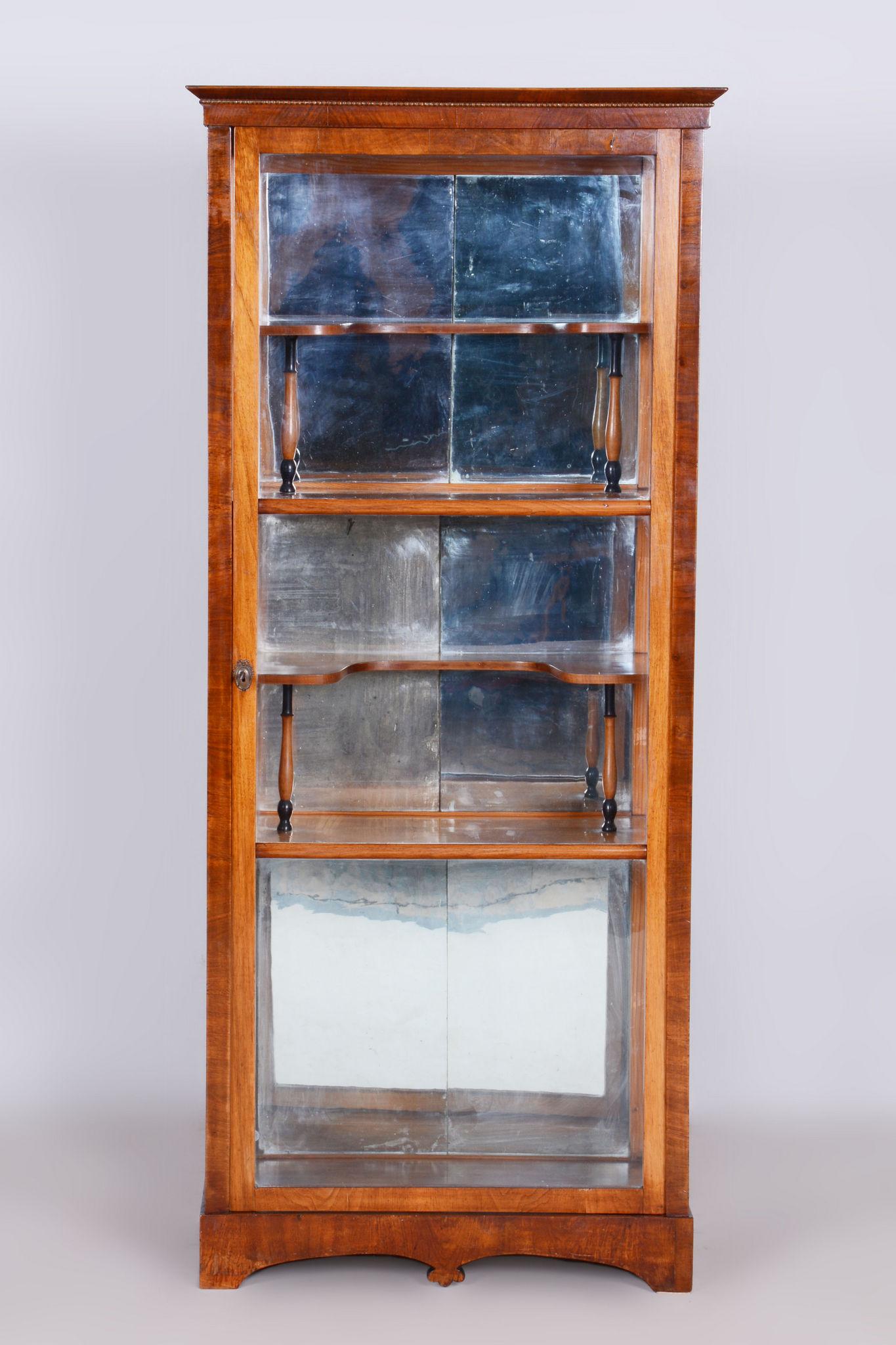 Restored Biedermeier 1-door display cabinet.

Period: 1830-1839
Source: Czechia
Material: Walnut, Solid Spruce, Glass
Number of shelves: 4 (fixed)

Our professional refurbishing team in Czechia has fully restored it according to the original