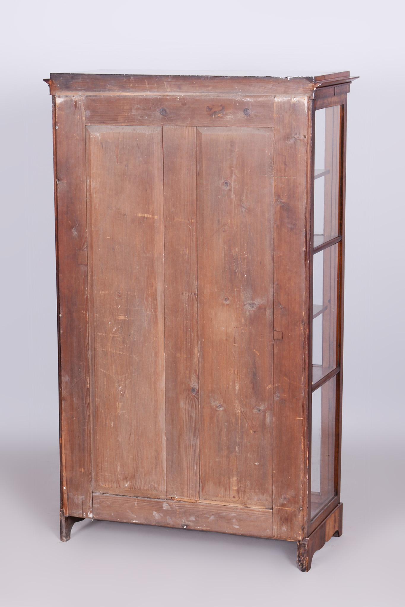Restaurierter Biedermeier-Vitrinenschrank, Nussbaum, massiver Fichtenholz, 1830er Jahre, Tschechien im Angebot 12
