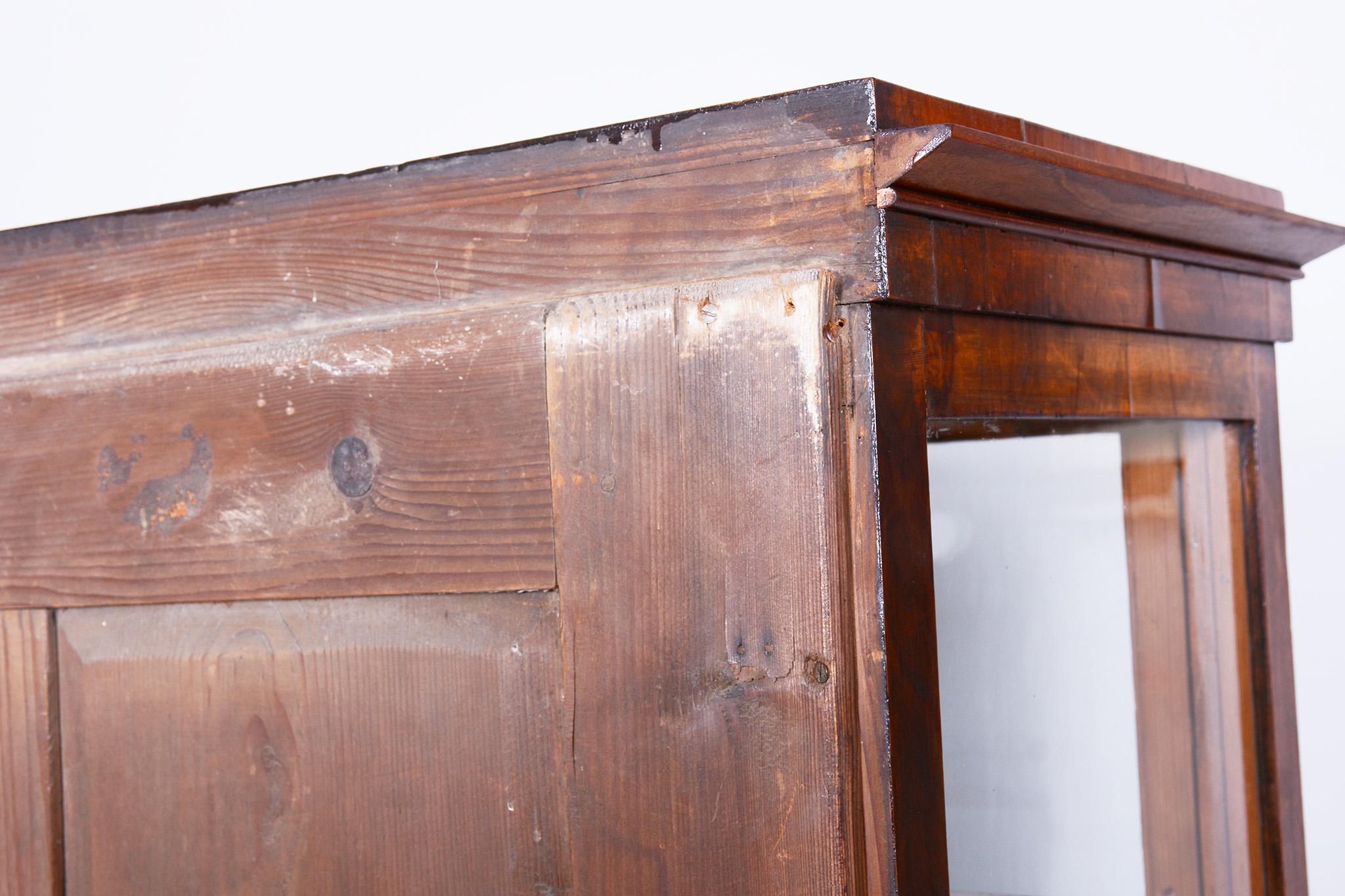 Restored Biedermeier Display Cabinet, Walnut, Solid Spruce, 1830s, Czechia For Sale 15