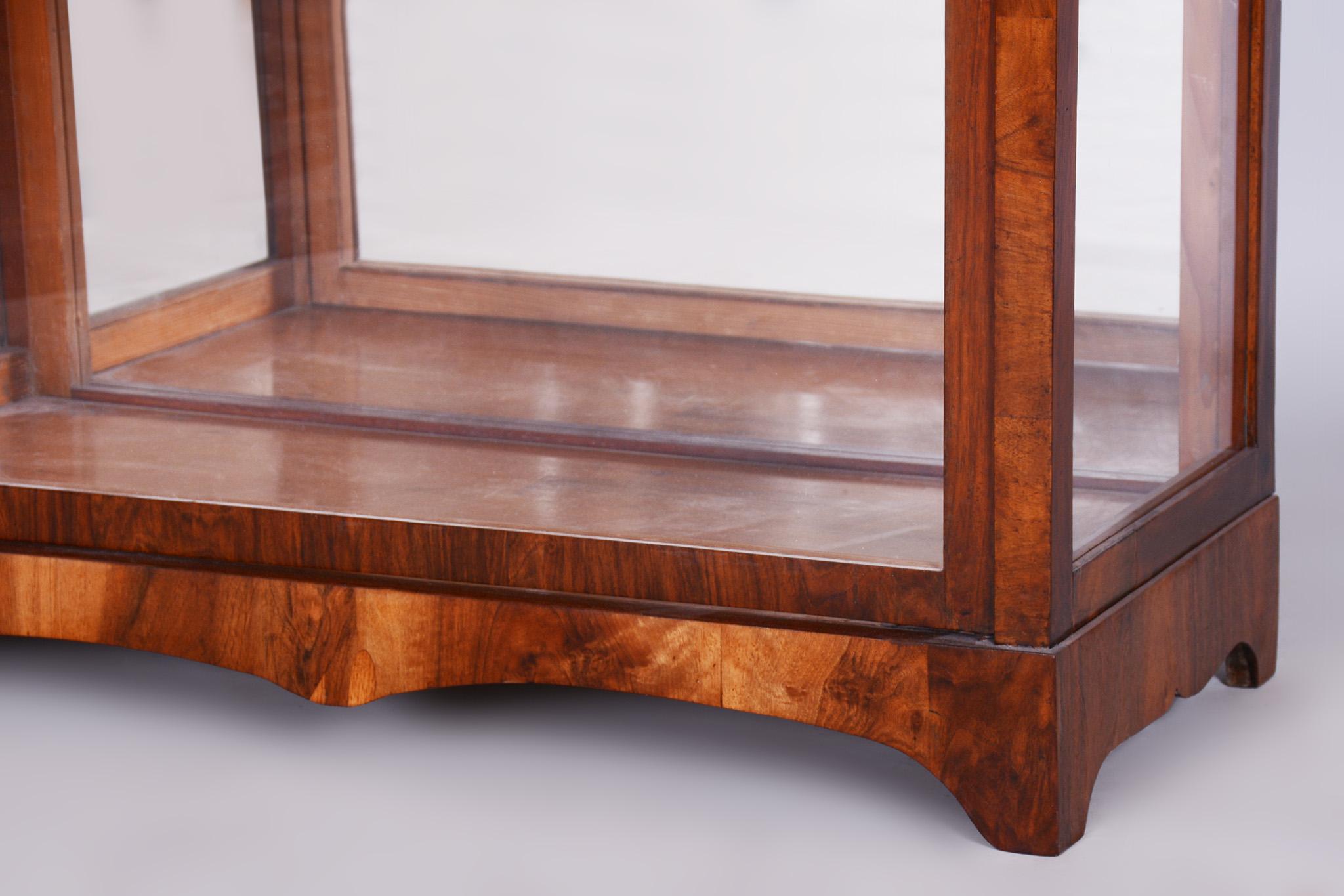 Restored Biedermeier Display Cabinet, Walnut, Solid Spruce, 1830s, Czechia In Good Condition For Sale In Horomerice, CZ