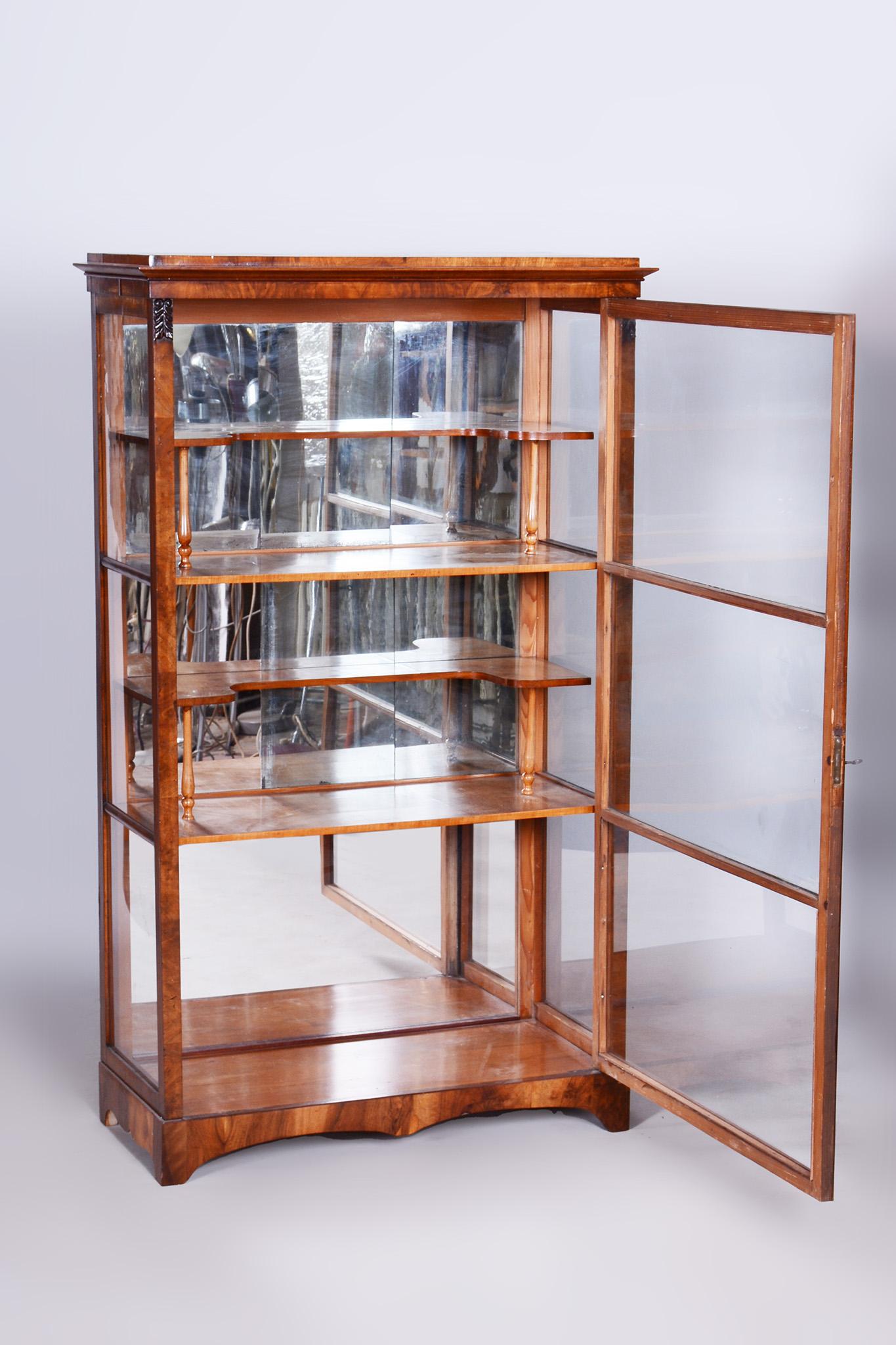 Restored Biedermeier Display Cabinet, Walnut, Solid Spruce, 1830s, Czechia For Sale 4