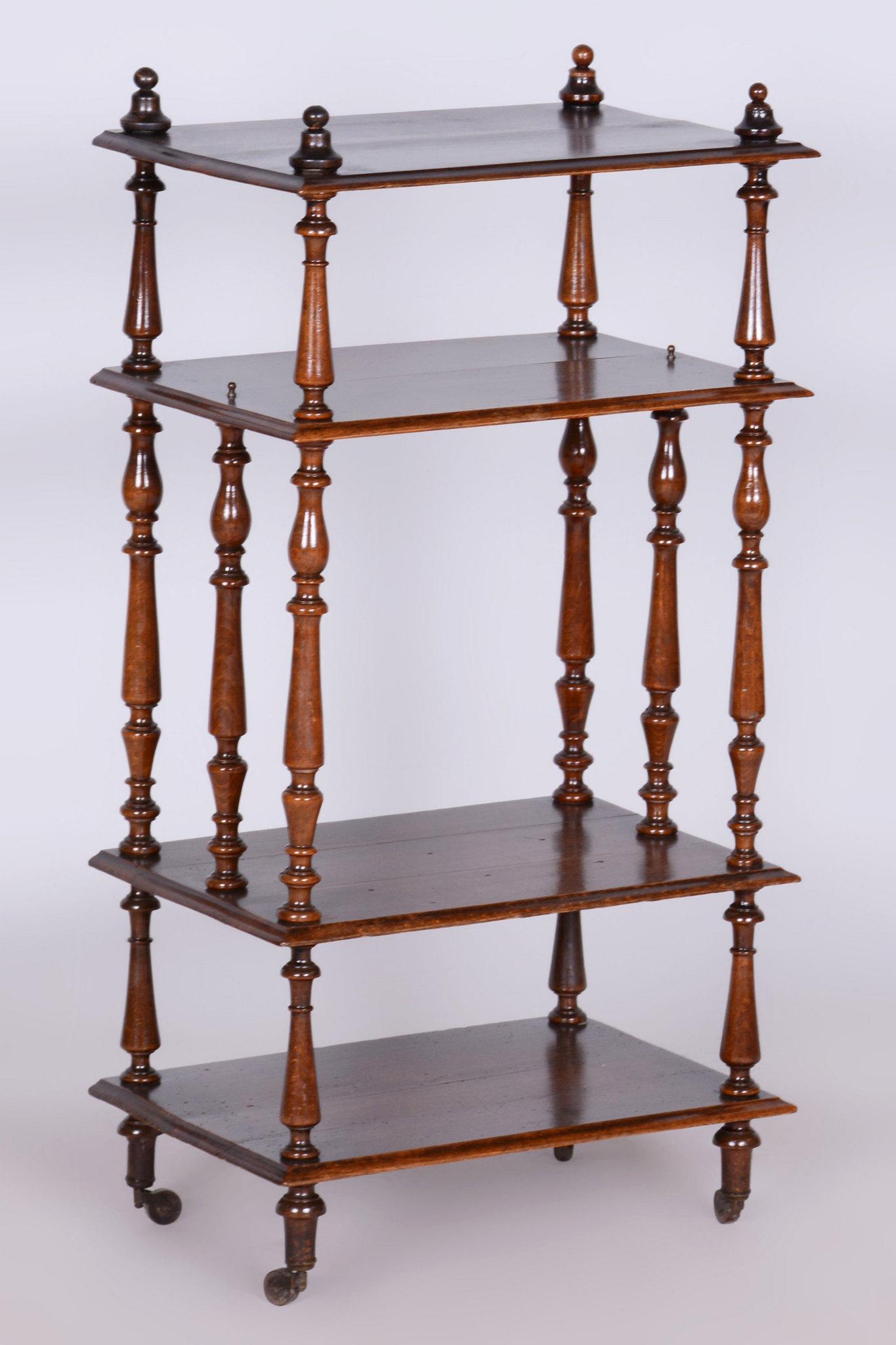 Questa étagère proviene dalla Francia e risale alla fine del XIX secolo, il periodo dello storicismo. È realizzato in legno massiccio di faggio e dispone di rotelle in ottone.

L'étagère è stata completamente restaurata, con una costruzione stabile