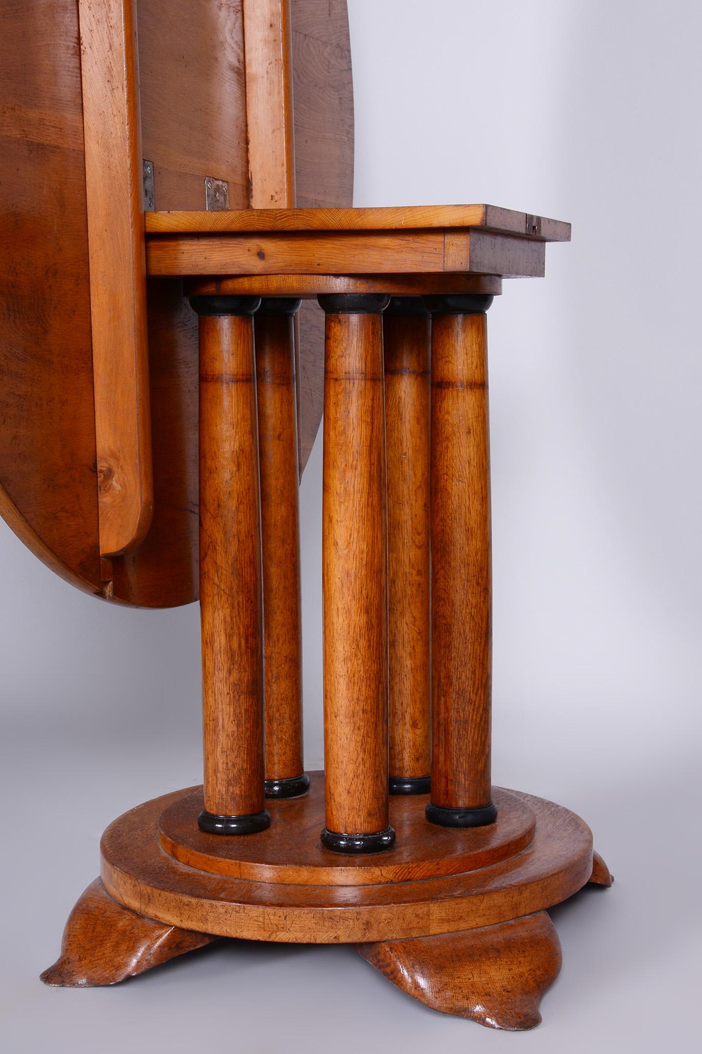 Restaurierter Biedermeier-Esstisch aus Eiche mit klappbarer Platte, Österreich, 1830er Jahre im Angebot 4