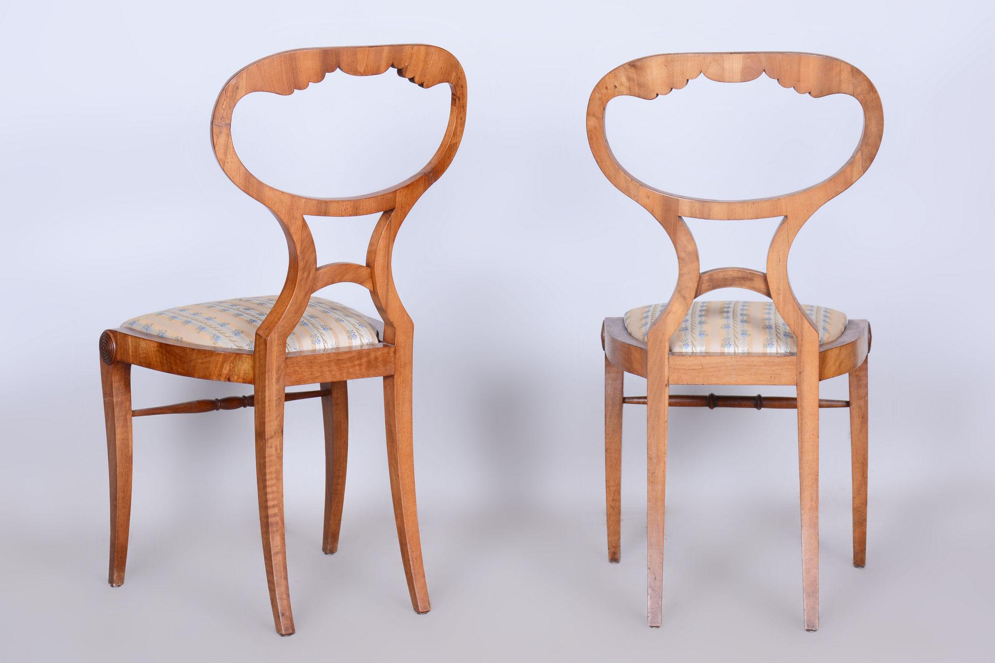 Restored Biedermeier Set of Four Chairs. Filigree Viennese chair model.

Source: Vienna, Austria
Period: 1820-1829
Material: Solid Oak, Walnut Veneer, Fabric

Stable construction in perfect condition.
Revived polish.
Very well-preserved