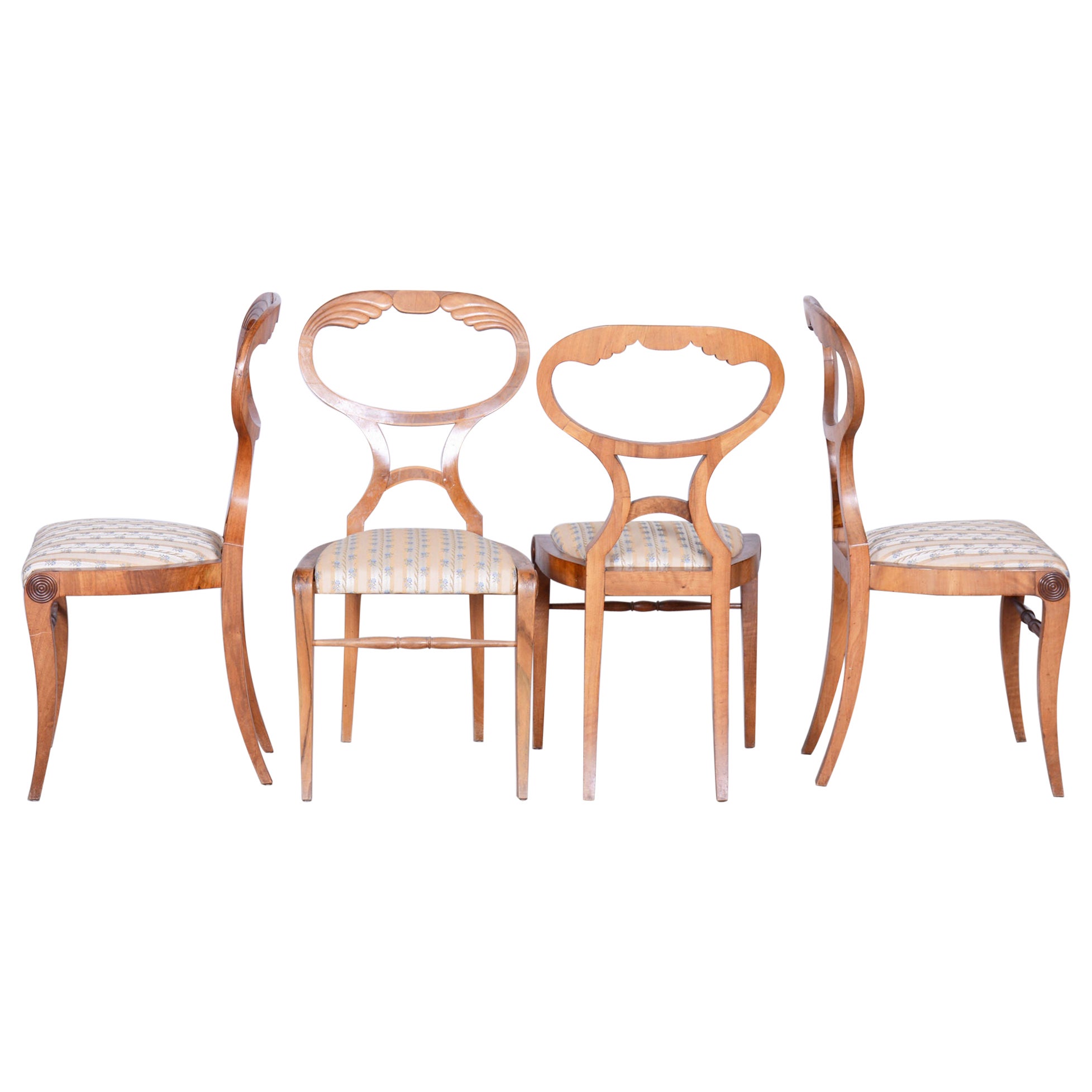 Juego restaurado de cuatro sillas Biedermeier, roble, nogal, Viena, Austria, década de 1820