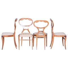 Juego restaurado de cuatro sillas Biedermeier, roble, nogal, Viena, Austria, década de 1820