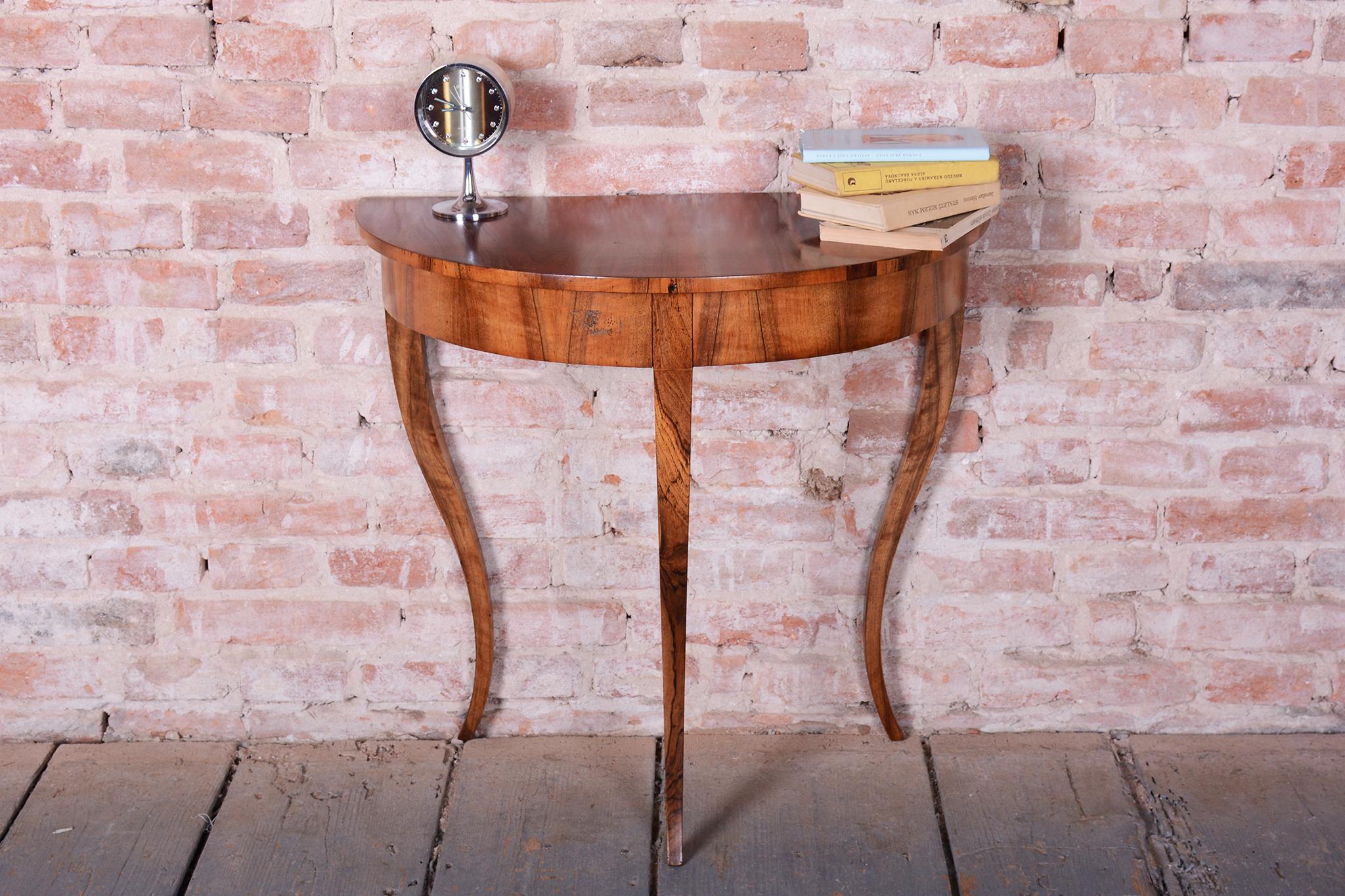 Restored Biedermeier Side Table, Walnut, Revived Polish, Austria 1820s im Angebot 4