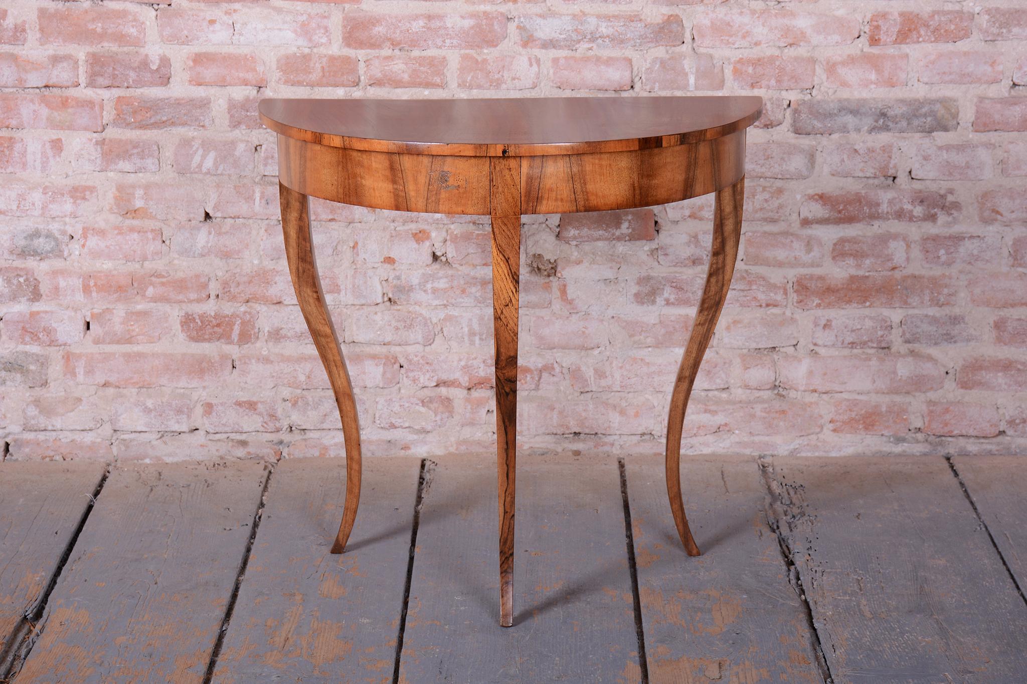 Restored Biedermeier Side Table, Walnut, Revived Polish, Austria 1820s (Österreichisch) im Angebot