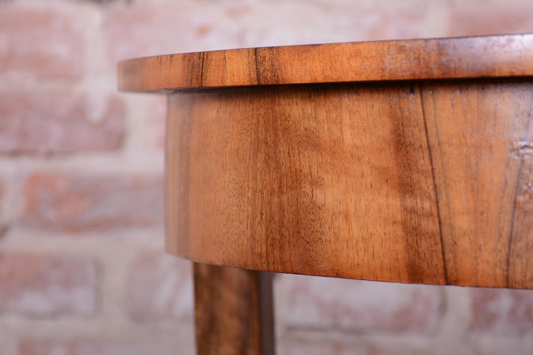Restored Biedermeier Side Table, Walnut, Revived Polish, Austria 1820s im Zustand „Gut“ im Angebot in Brandys nad Labem, Středočeský kraj