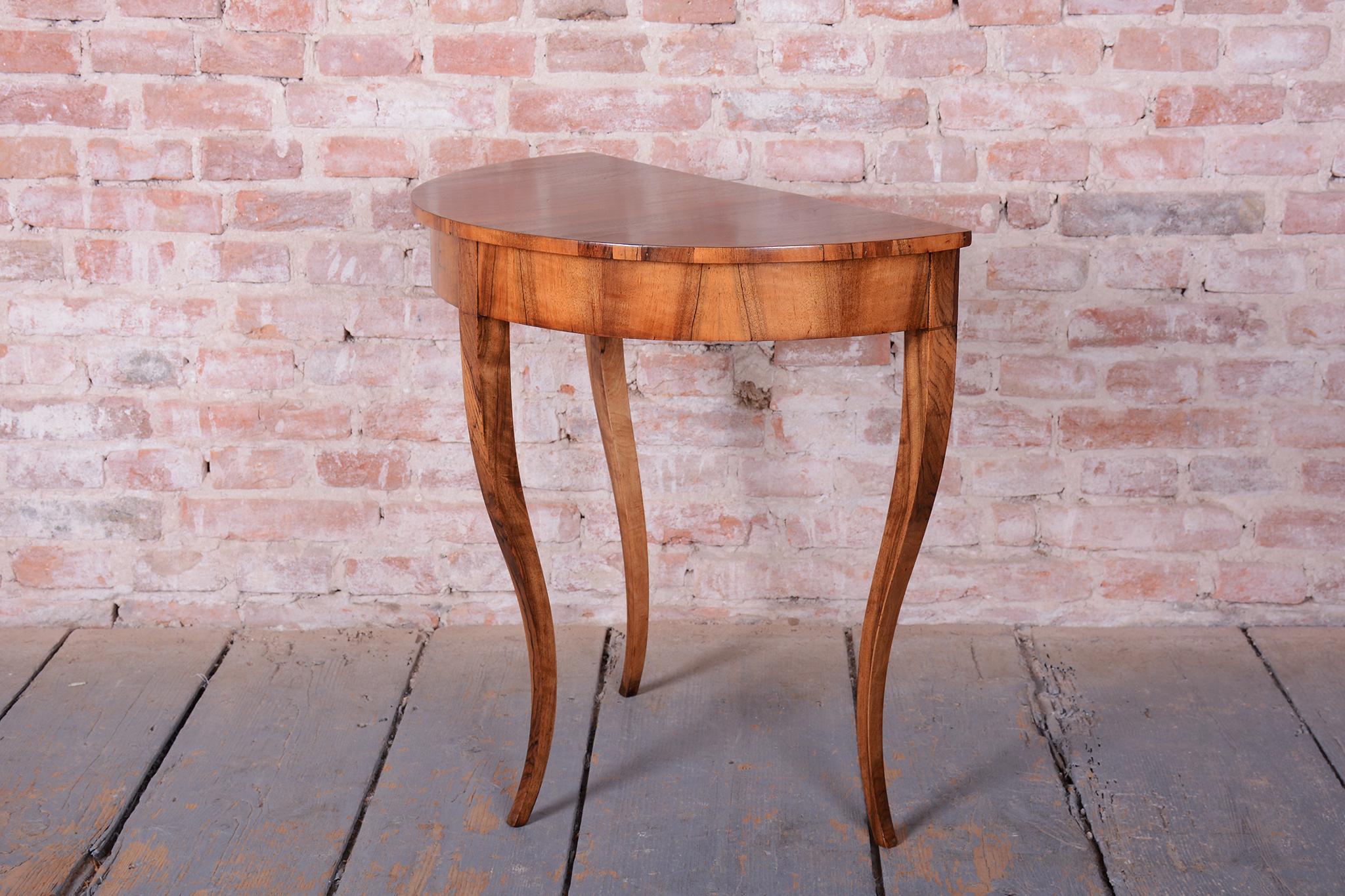 Restored Biedermeier Side Table, Walnut, Revived Polish, Austria 1820s im Angebot 1