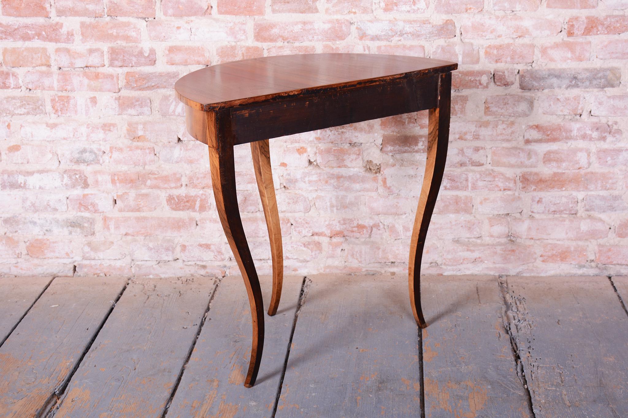 Restored Biedermeier Side Table, Walnut, Revived Polish, Austria 1820s im Angebot 2