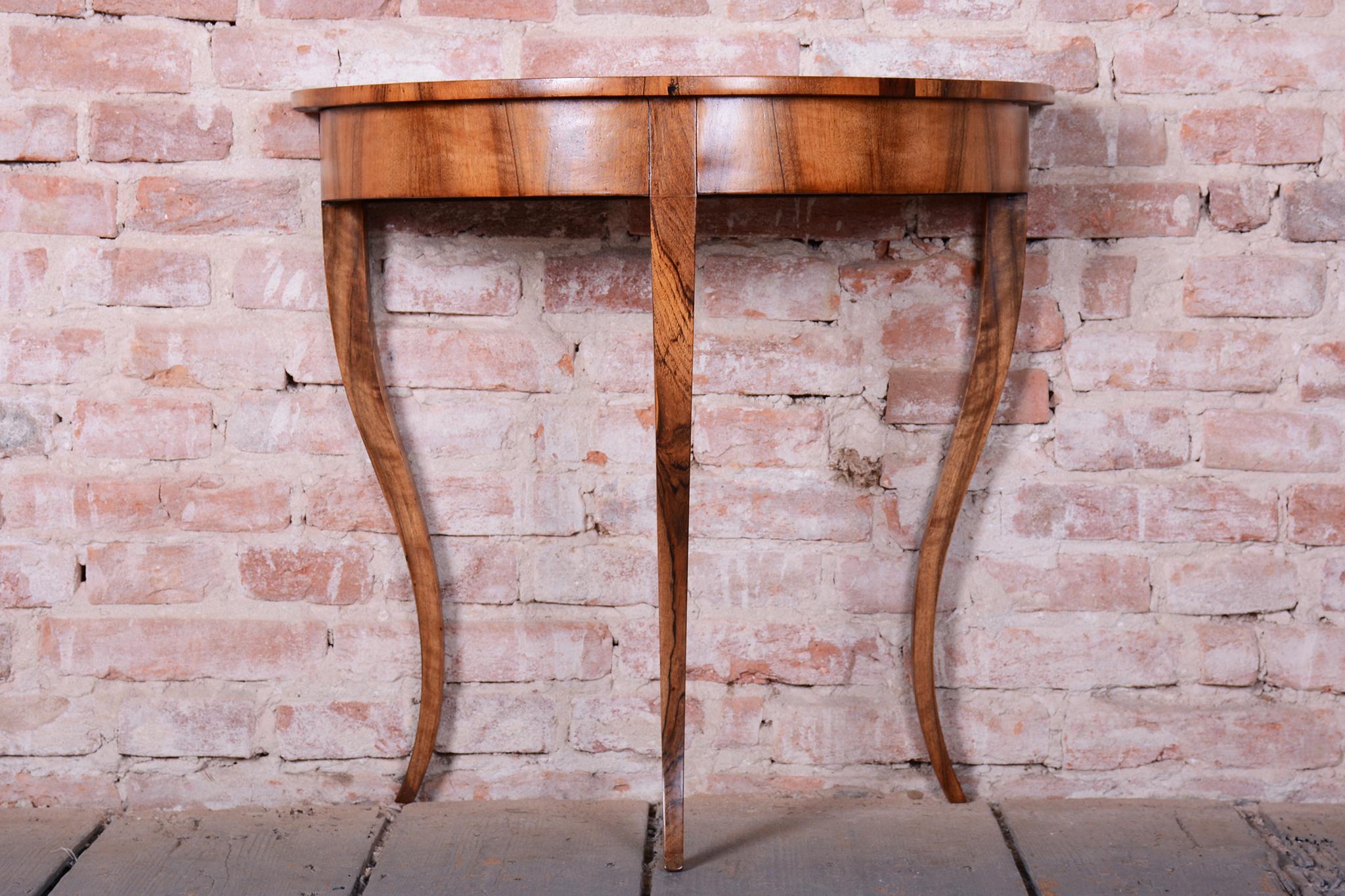 Restored Biedermeier Side Table, Walnut, Revived Polish, Austria 1820s im Angebot 3