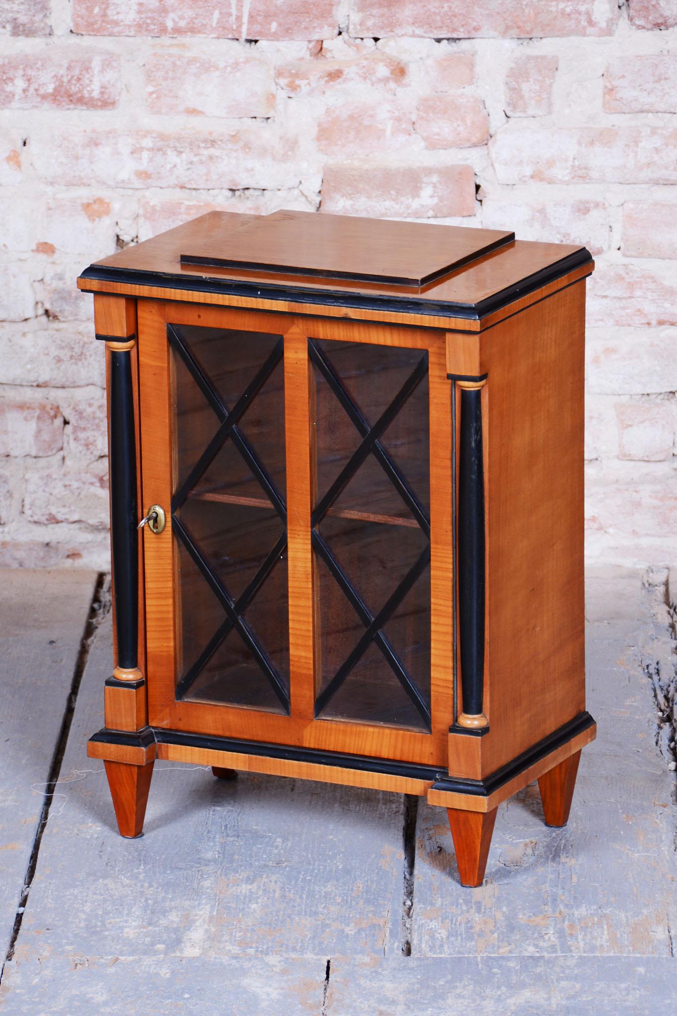 Restored Biedermeier Small Display Cabinet, Cherry Wood, Polish, Czech, 1850s In Good Condition For Sale In Brandys nad Labem, Středočeský kraj