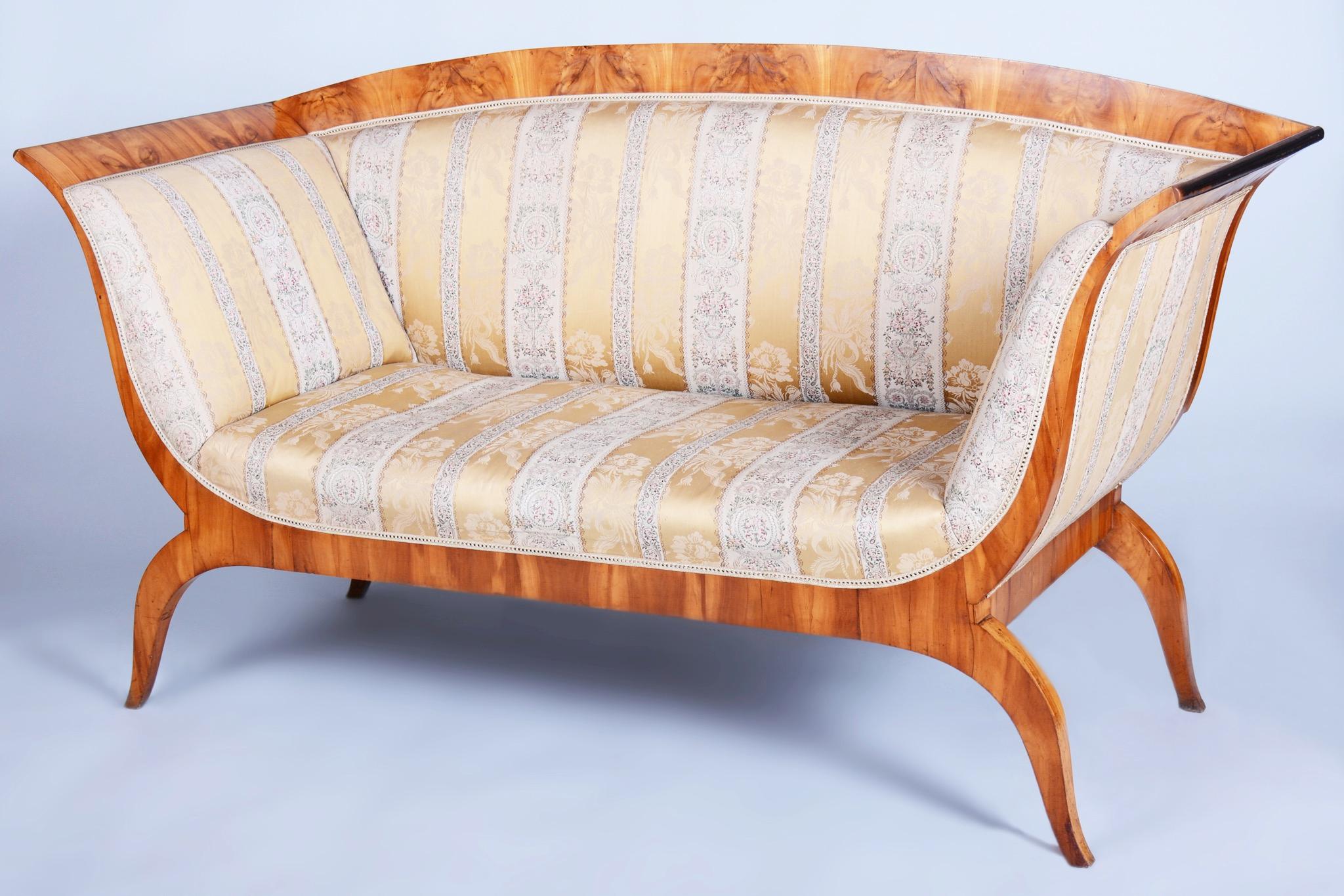 This elegant Biedermeier sofa comes from Austria (Vienna) from the early 19th century. It was made in the manufactory of Josef Danhauser. The construction of the sofa is made of spruce and oak with cherry veneer.

The sofa has undergone careful