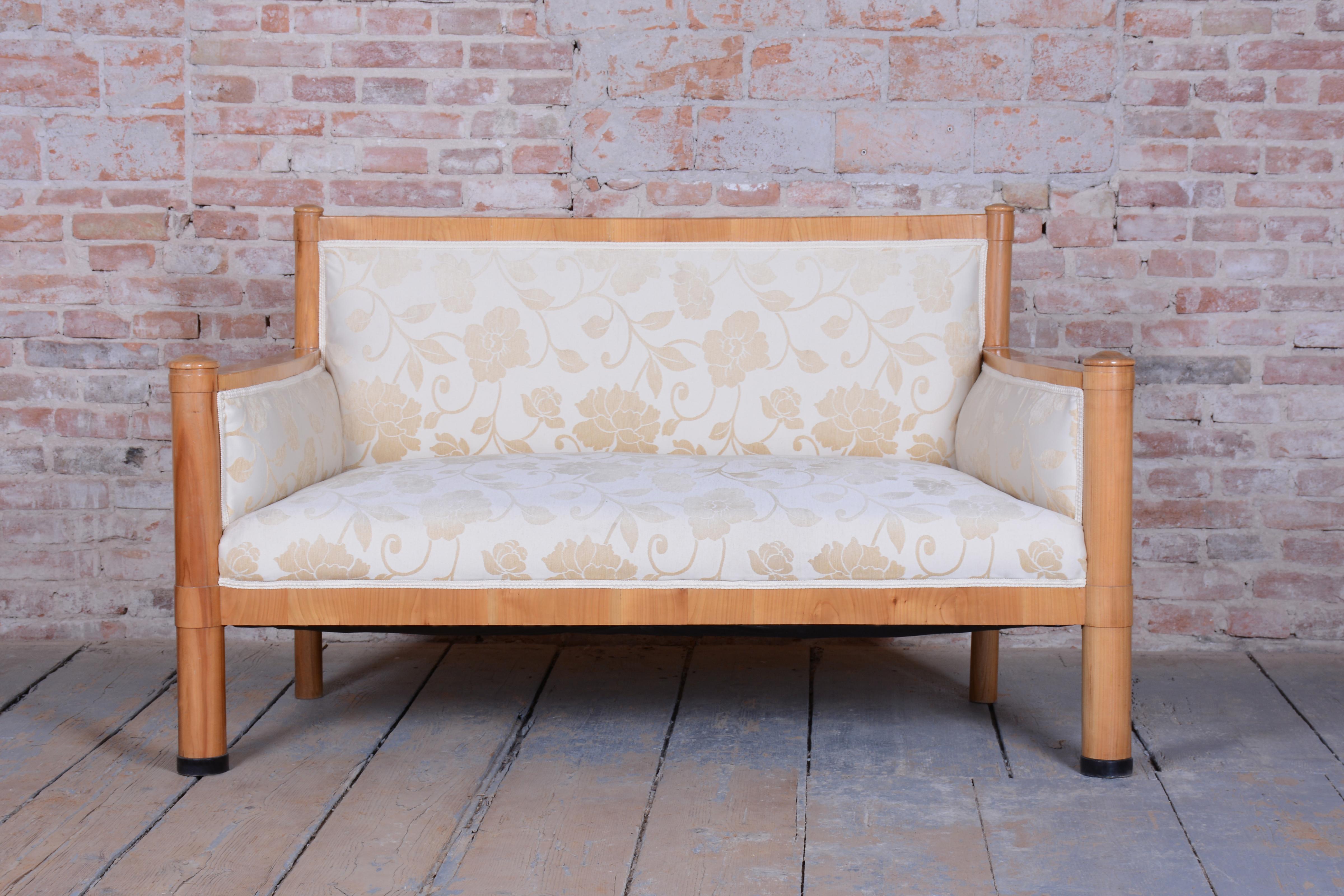 Restauriertes Biedermeier-Sofa, Kirschbaumholz, Revived Polish, Österreich, 1830er Jahre im Angebot 5