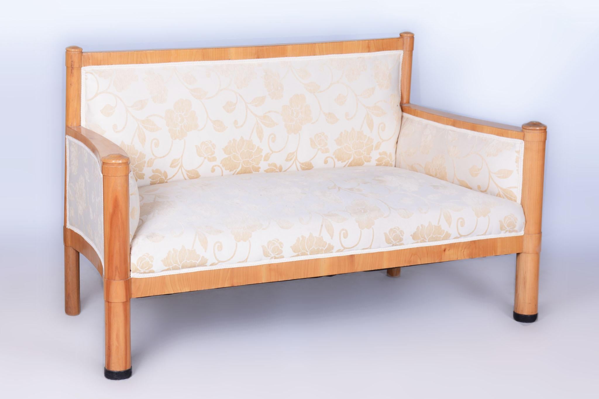 Dieses elegante Biedermeier-Sofa stammt aus Österreich aus der ersten Hälfte des 19. Jahrhunderts. Er ist aus Kirschbaumholz, sowohl furniert als auch massiv, und wurde restauriert und professionell neu gepolstert. Das Sofa wurde von Josef Danhauser