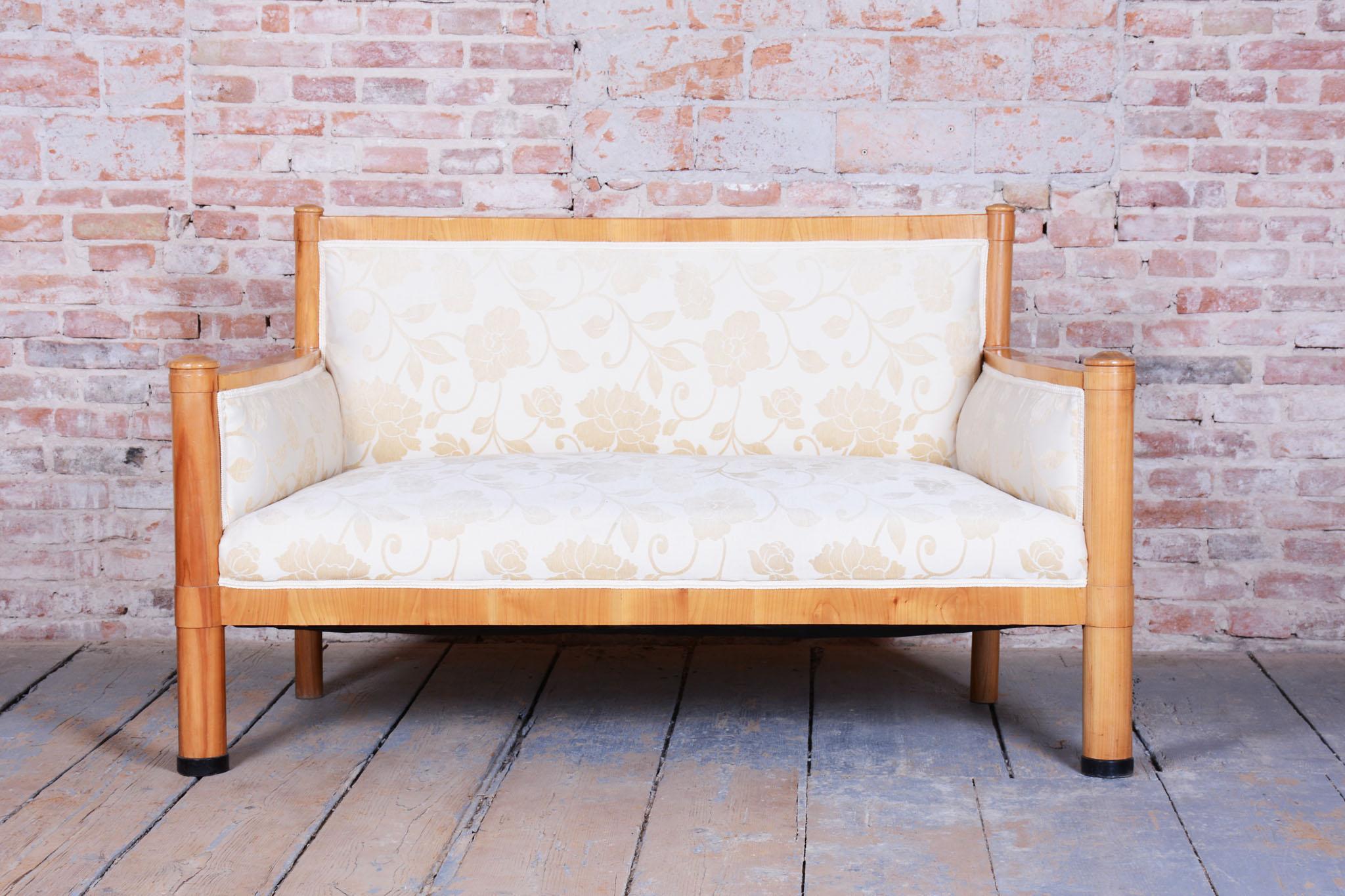 Restauriertes Biedermeier-Sofa, Kirschbaumholz, Revived Polish, Österreich, 1830er Jahre im Zustand „Hervorragend“ im Angebot in Brandys nad Labem, Středočeský kraj