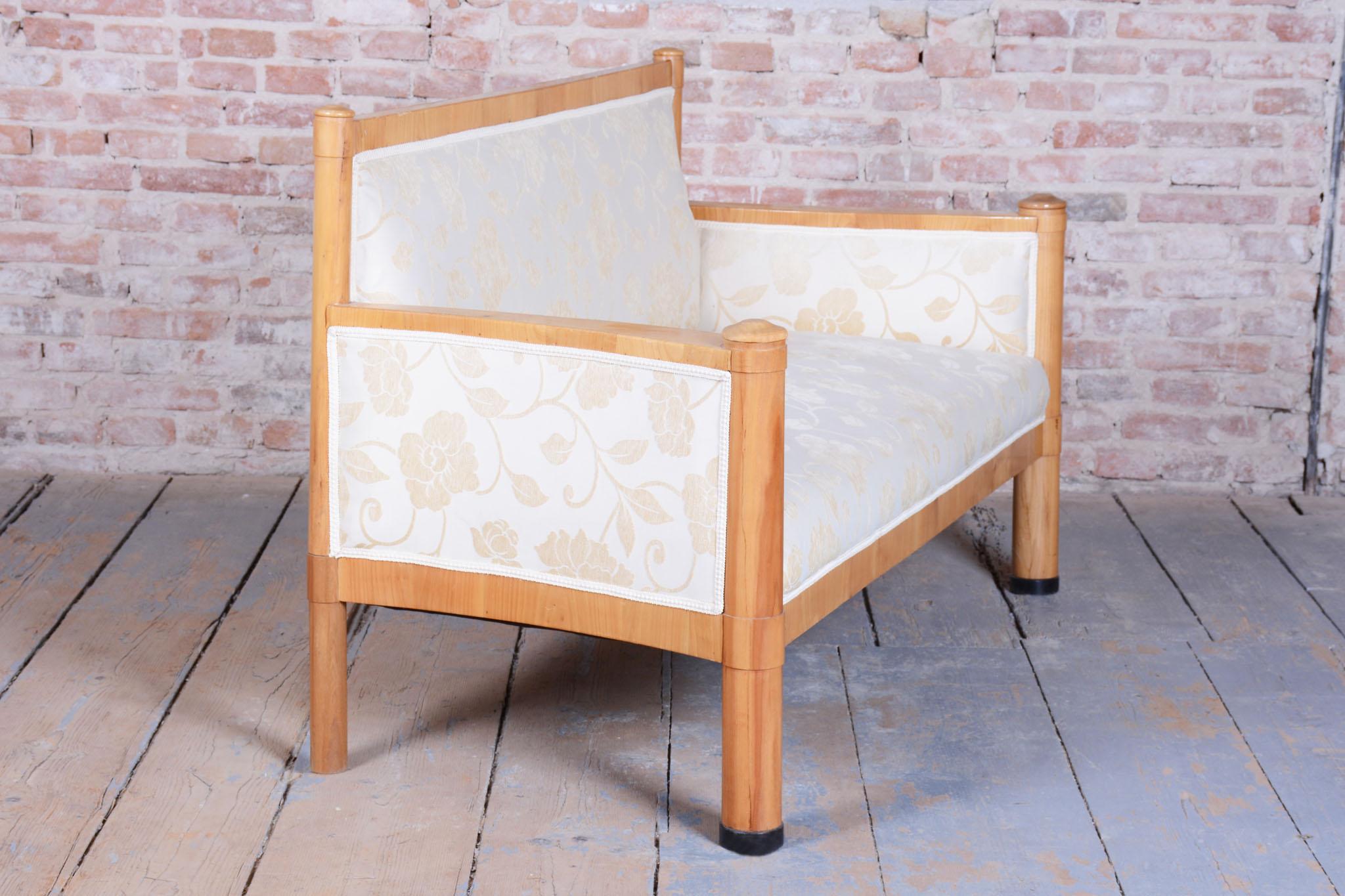 Restauriertes Biedermeier-Sofa, Kirschbaumholz, Revived Polish, Österreich, 1830er Jahre (Mitte des 20. Jahrhunderts) im Angebot