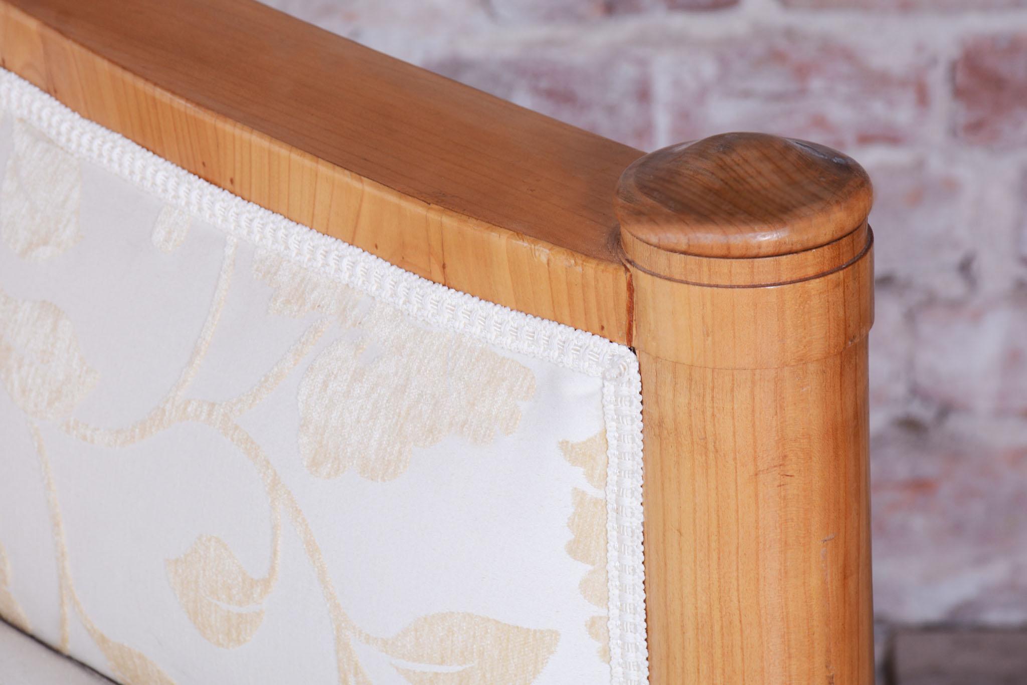Restauriertes Biedermeier-Sofa, Kirschbaumholz, Revived Polish, Österreich, 1830er Jahre im Angebot 2