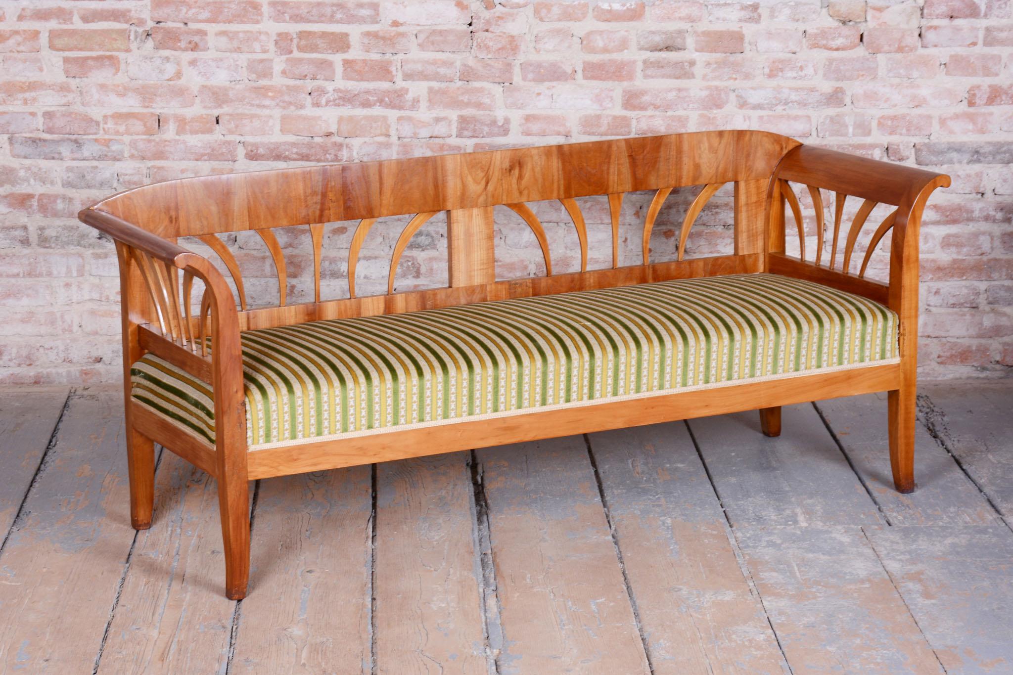 Restauriertes Biedermeier-Sofa, Kirschbaumholz, Spruce, Revived Polish, Österreich, 1820er Jahre (Österreichisch) im Angebot