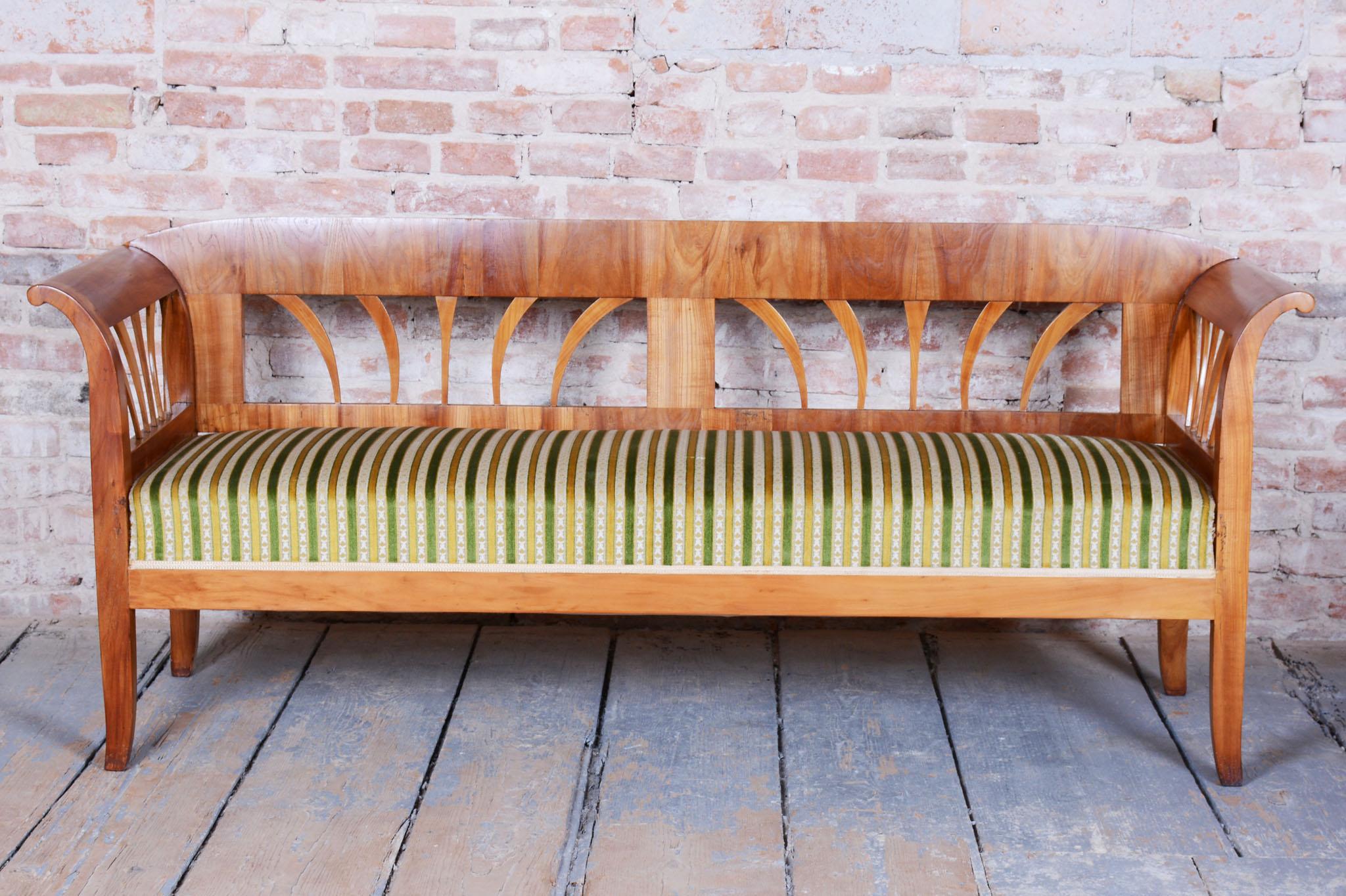 Restauriertes Biedermeier-Sofa, Kirschbaumholz, Spruce, Revived Polish, Österreich, 1820er Jahre im Zustand „Hervorragend“ im Angebot in Brandys nad Labem, Středočeský kraj