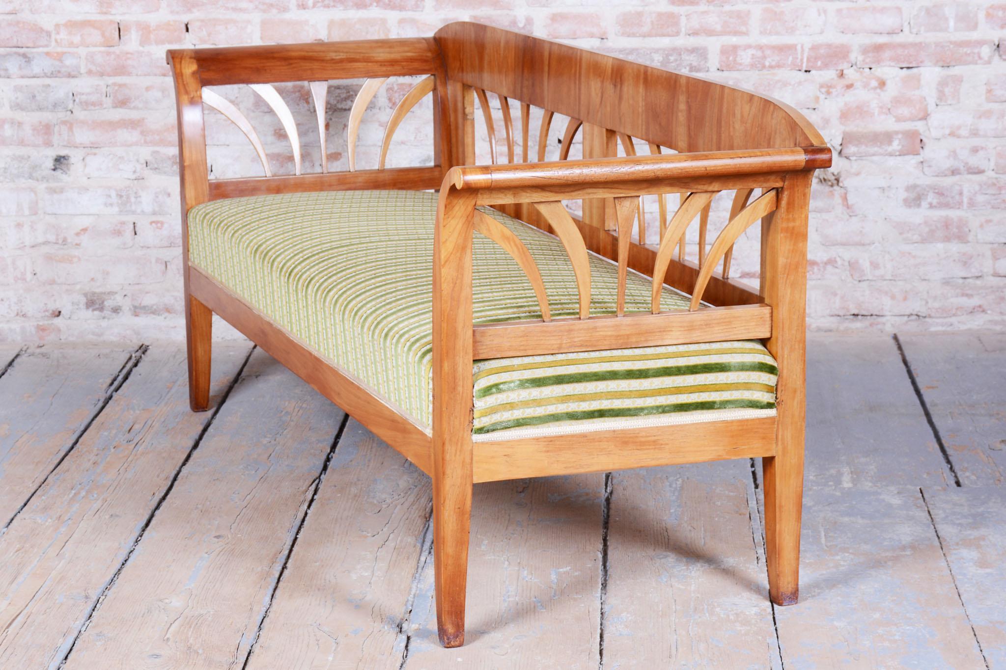 Restauriertes Biedermeier-Sofa, Kirschbaumholz, Spruce, Revived Polish, Österreich, 1820er Jahre (Frühes 19. Jahrhundert) im Angebot