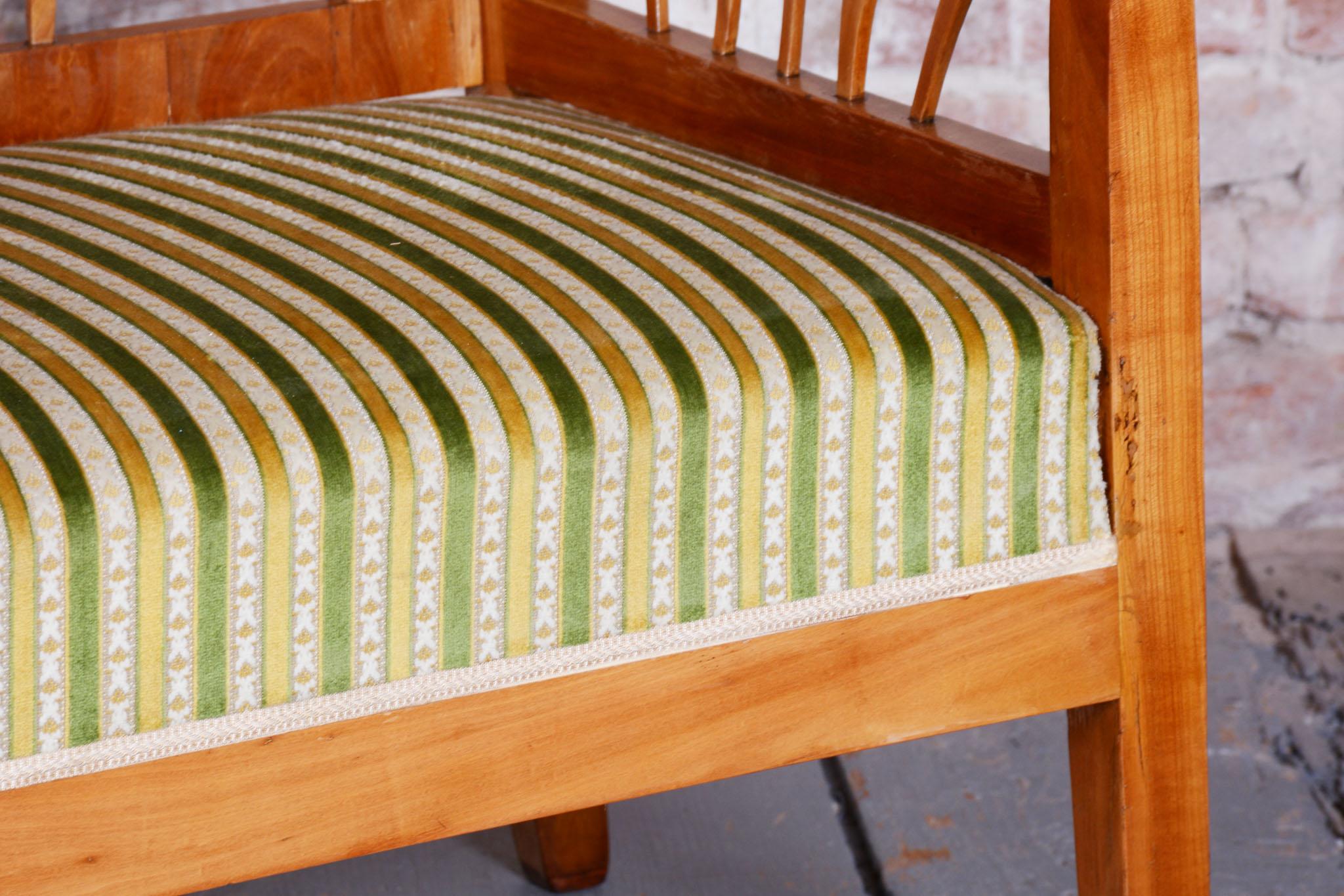 Restauriertes Biedermeier-Sofa, Kirschbaumholz, Spruce, Revived Polish, Österreich, 1820er Jahre (Stoff) im Angebot