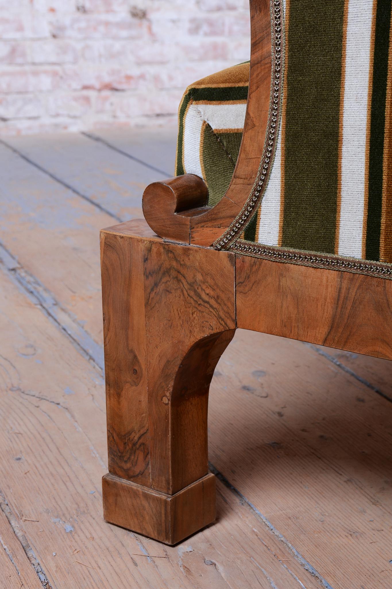 Ce superbe canapé Biedermeier de la première moitié du XIXe siècle provient d'Autriche et représente l'essence de l'élégance classique et de l'artisanat de son époque.

La construction robuste est réalisée à partir d'une combinaison de bois massif