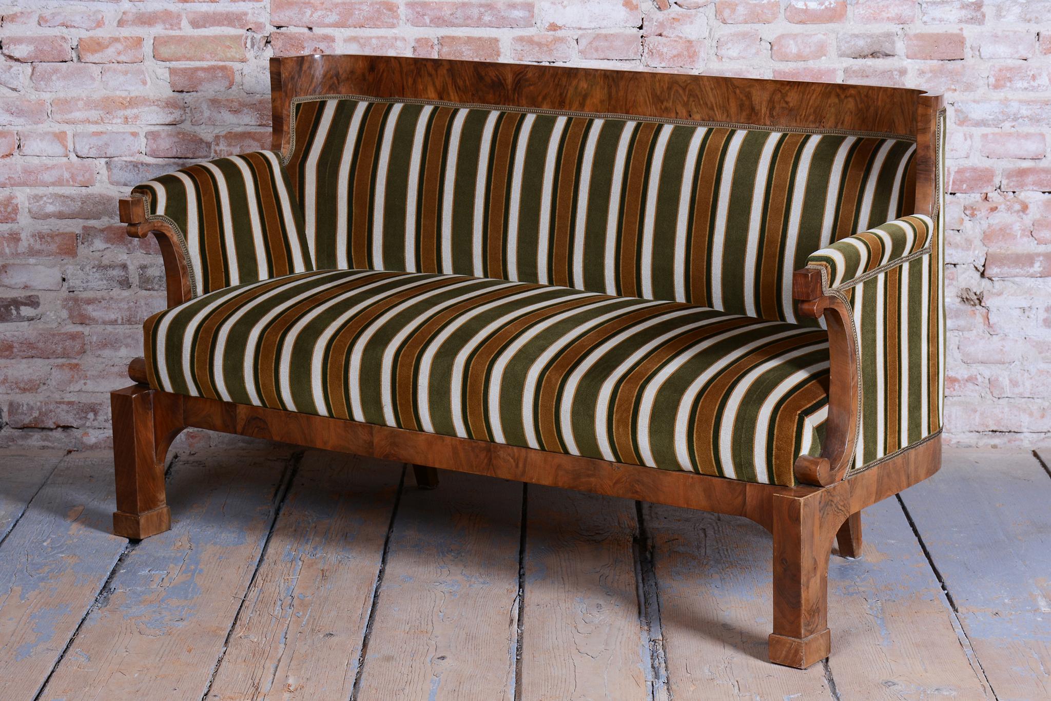 Restored Biedermeier Sofa, Walnut, Reupholstered, Austria, 1830s en vente 1