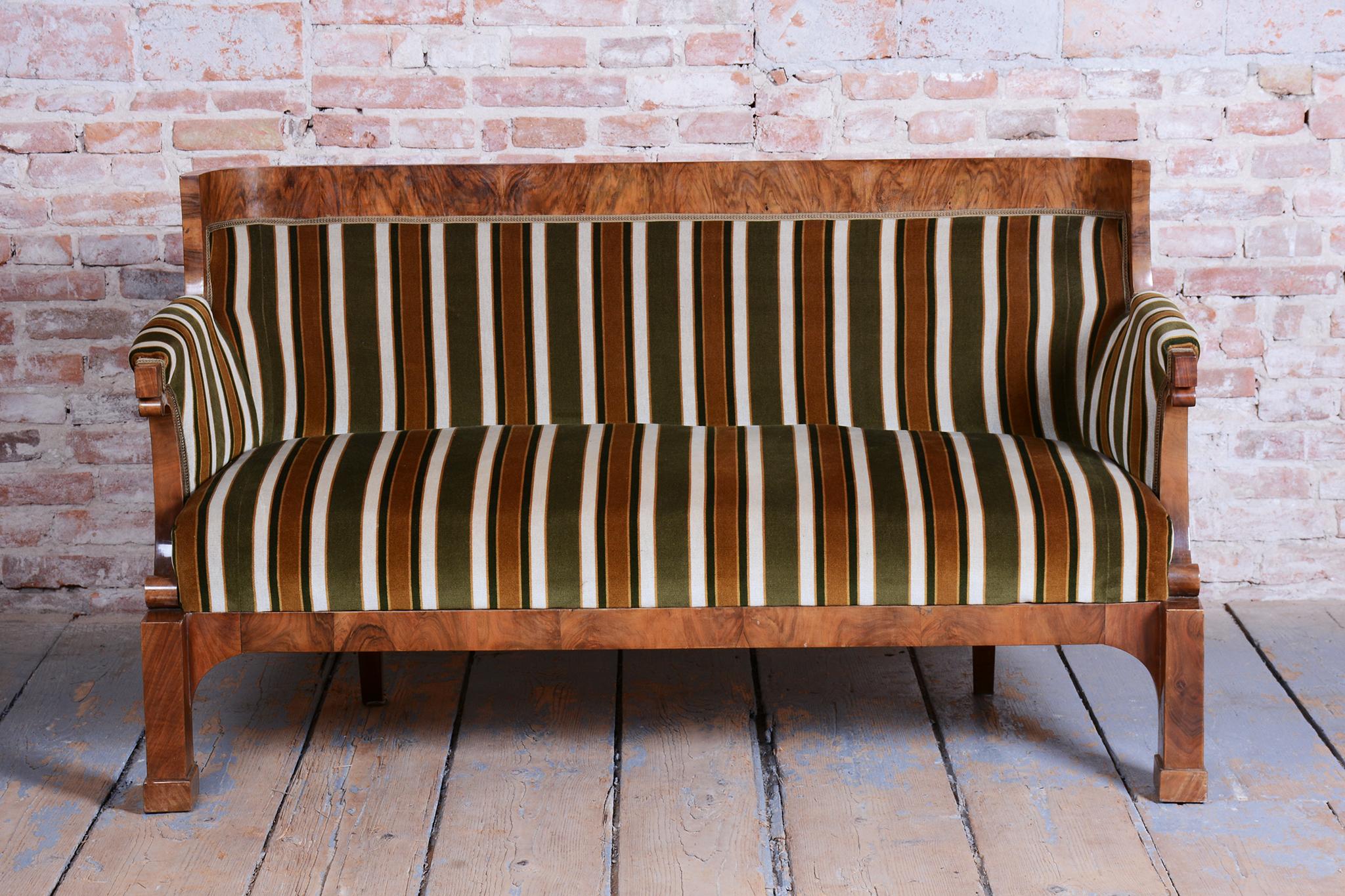 Restored Biedermeier Sofa, Walnut, Reupholstered, Austria, 1830s en vente 2