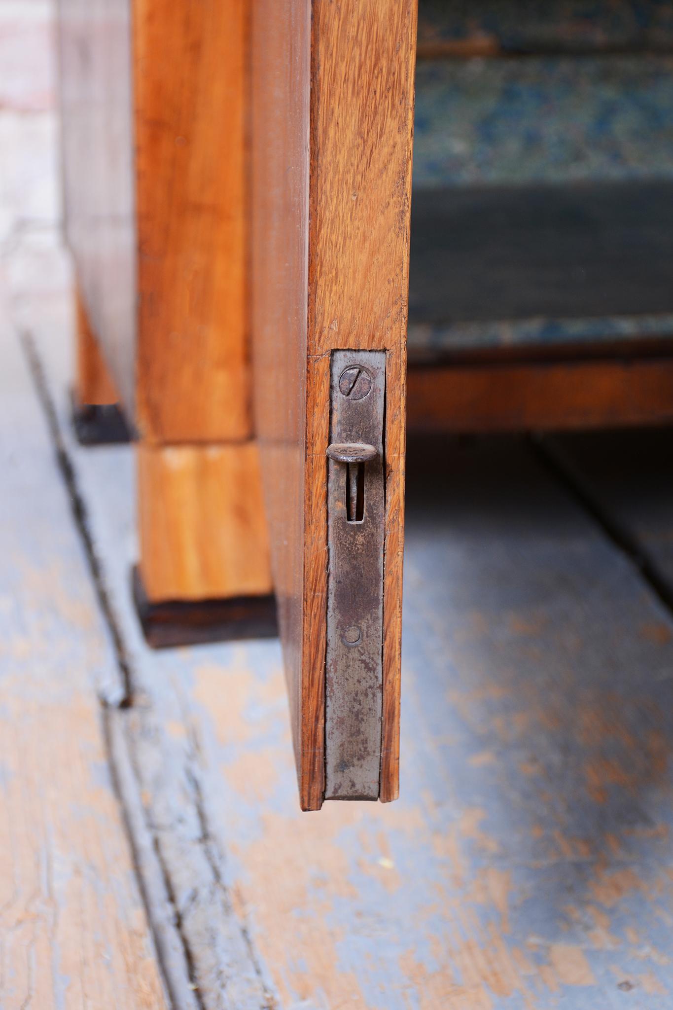 Armoire Biedermeier restaurée à deux portes, noyer, ravivé polonais, tchèque, années 1830 en vente 5