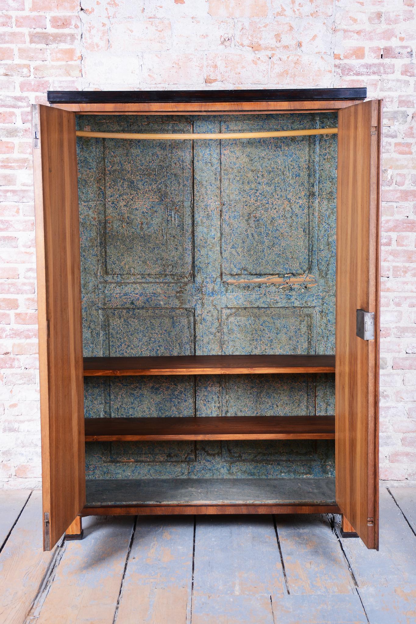 Armoire Biedermeier restaurée à deux portes, noyer, ravivé polonais, tchèque, années 1830 en vente 7