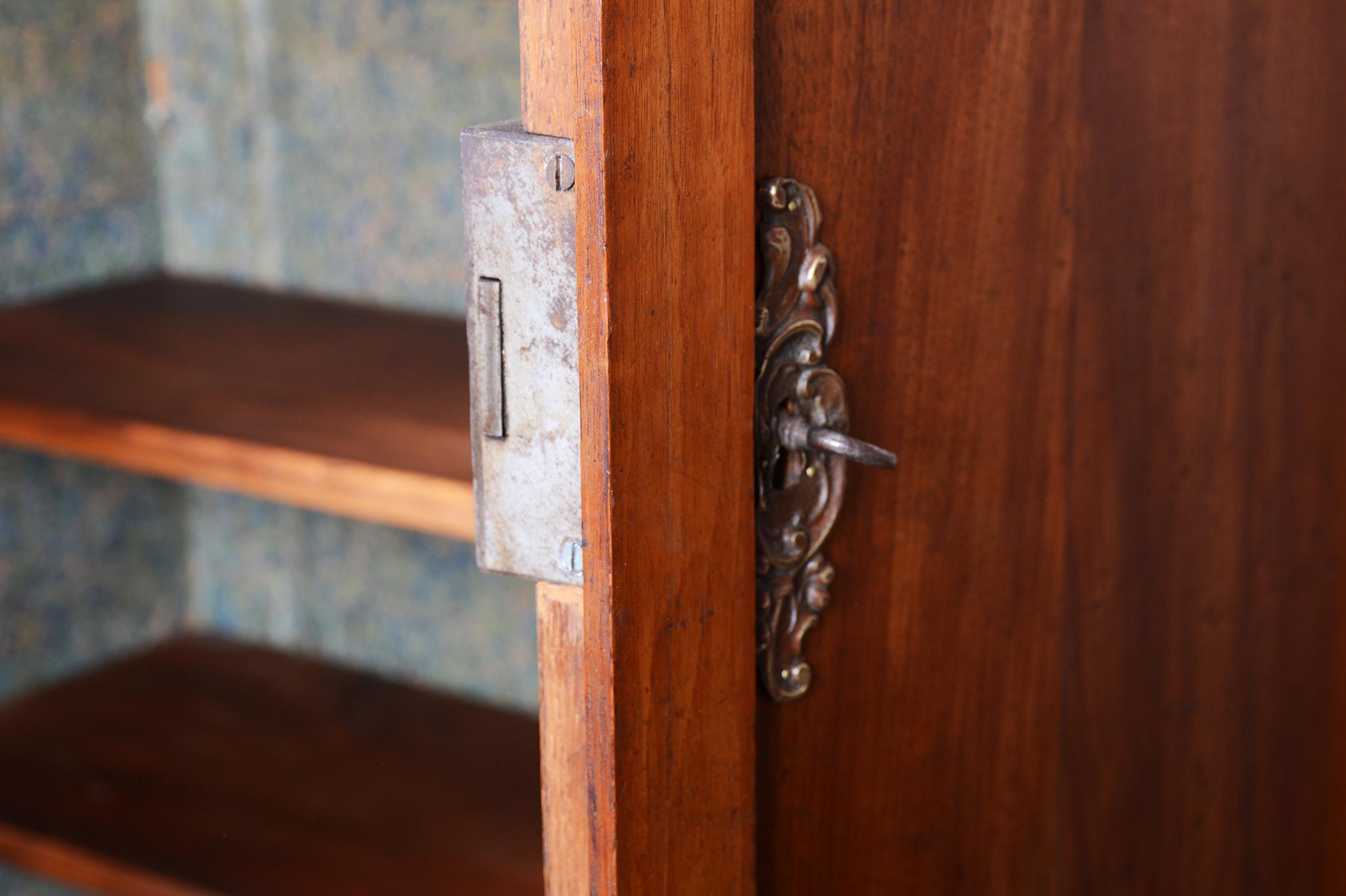 Armoire Biedermeier restaurée à deux portes, noyer, ravivé polonais, tchèque, années 1830 en vente 10