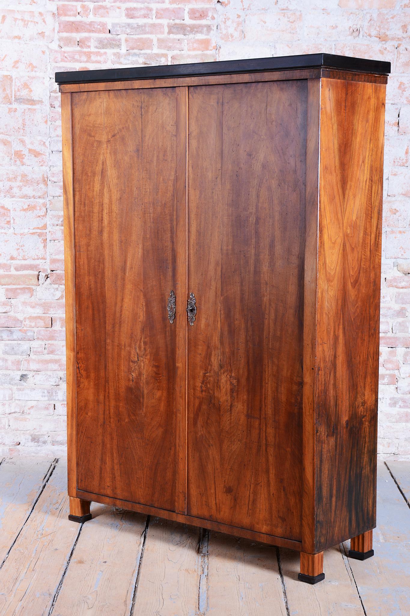 Armoire Biedermeier restaurée à deux portes, noyer, ravivé polonais, tchèque, années 1830 en vente 12