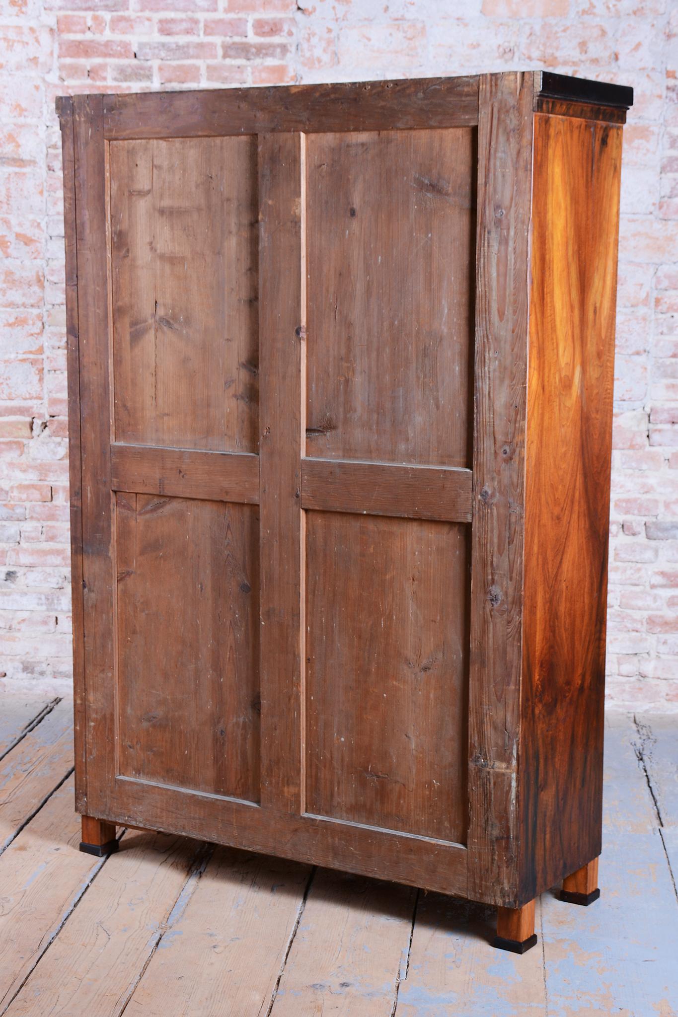 Armoire Biedermeier restaurée à deux portes, noyer, ravivé polonais, tchèque, années 1830 en vente 13