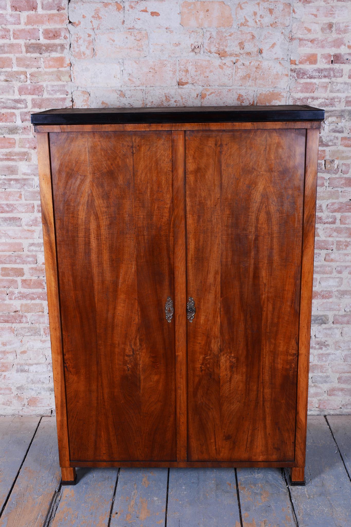 Armoire Biedermeier restaurée à deux portes, noyer, ravivé polonais, tchèque, années 1830 Bon état - En vente à Brandys nad Labem, Středočeský kraj