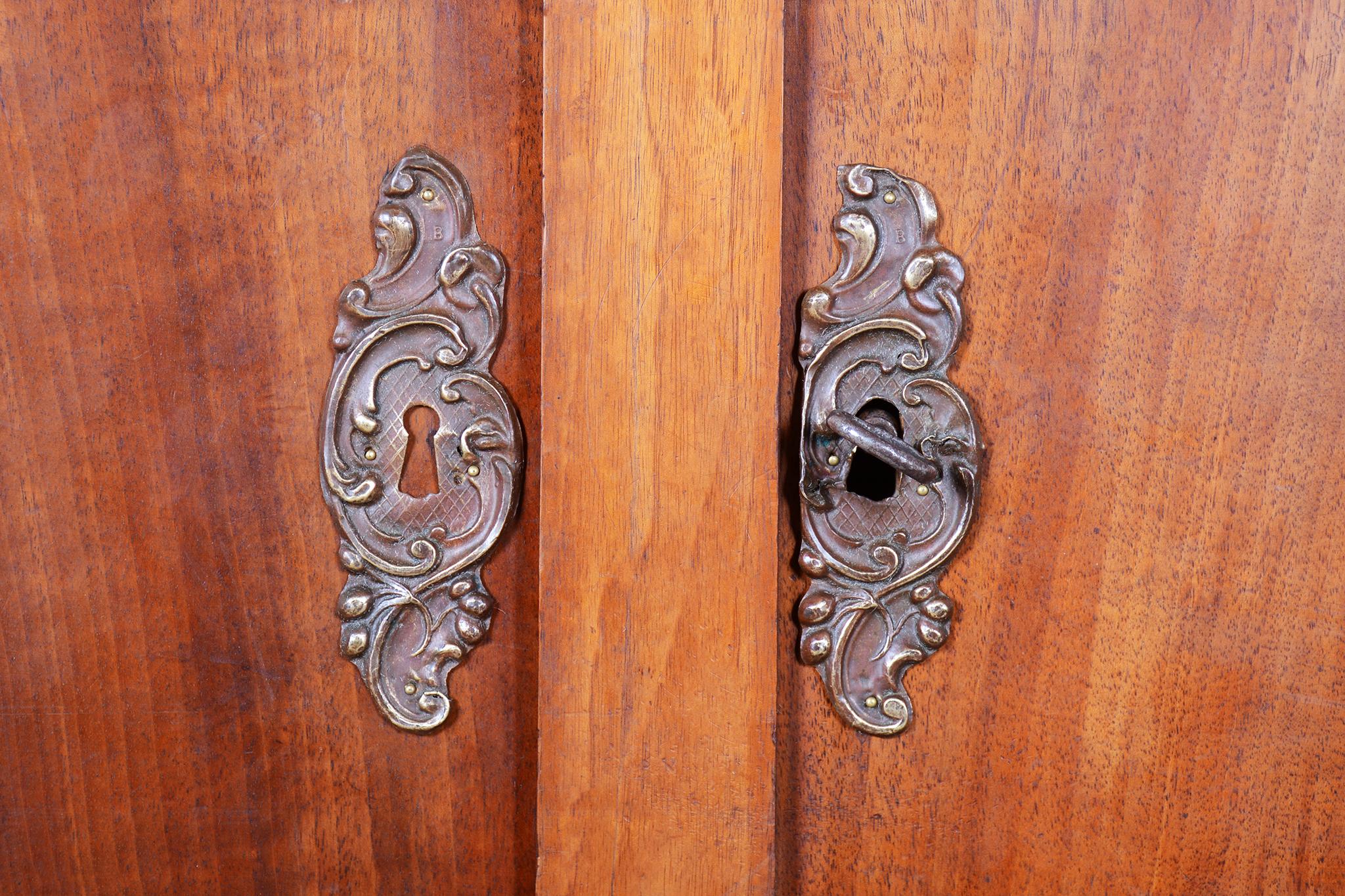 Armoire Biedermeier restaurée à deux portes, noyer, ravivé polonais, tchèque, années 1830 en vente 2