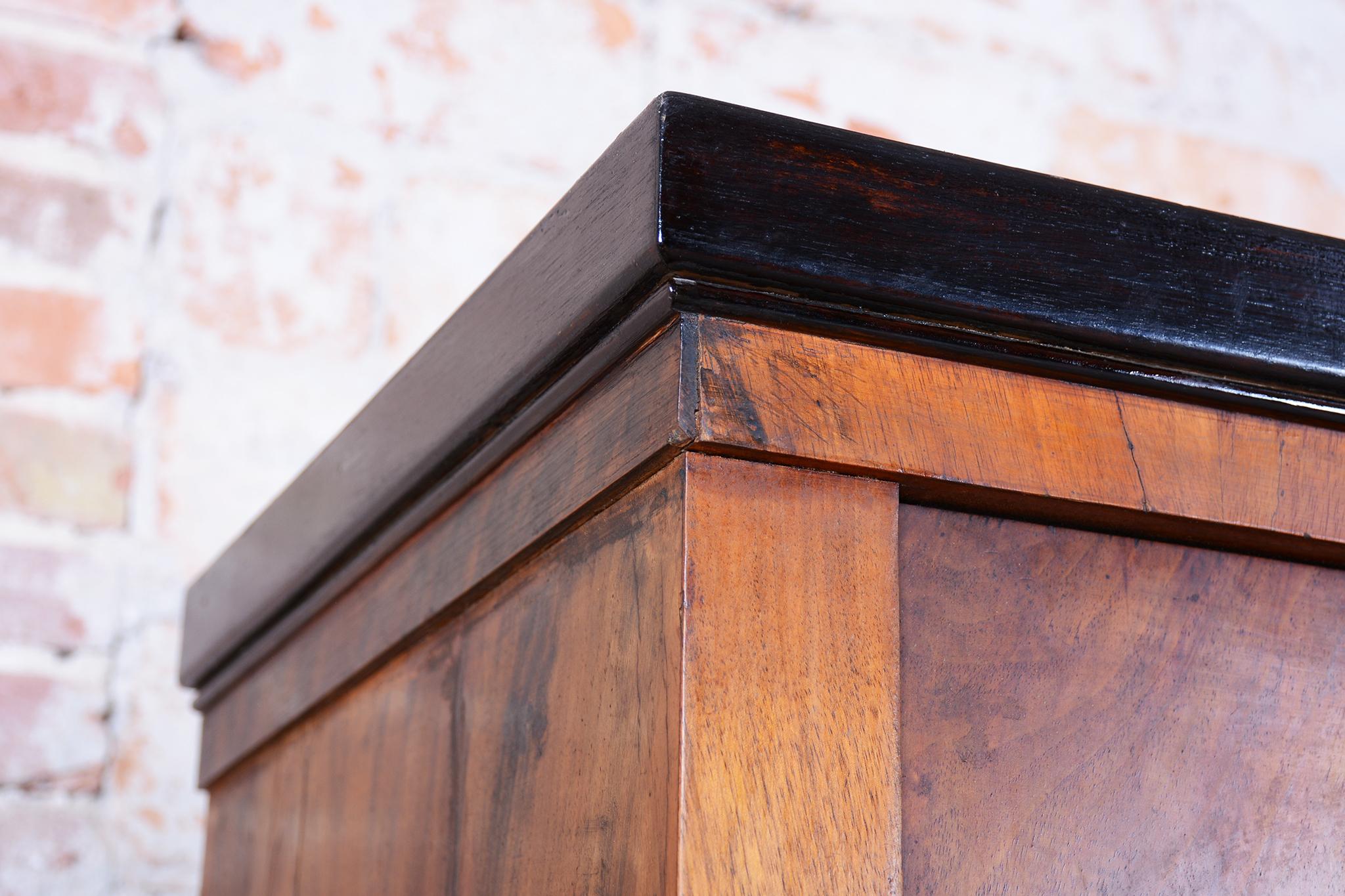Armoire Biedermeier restaurée à deux portes, noyer, ravivé polonais, tchèque, années 1830 en vente 3