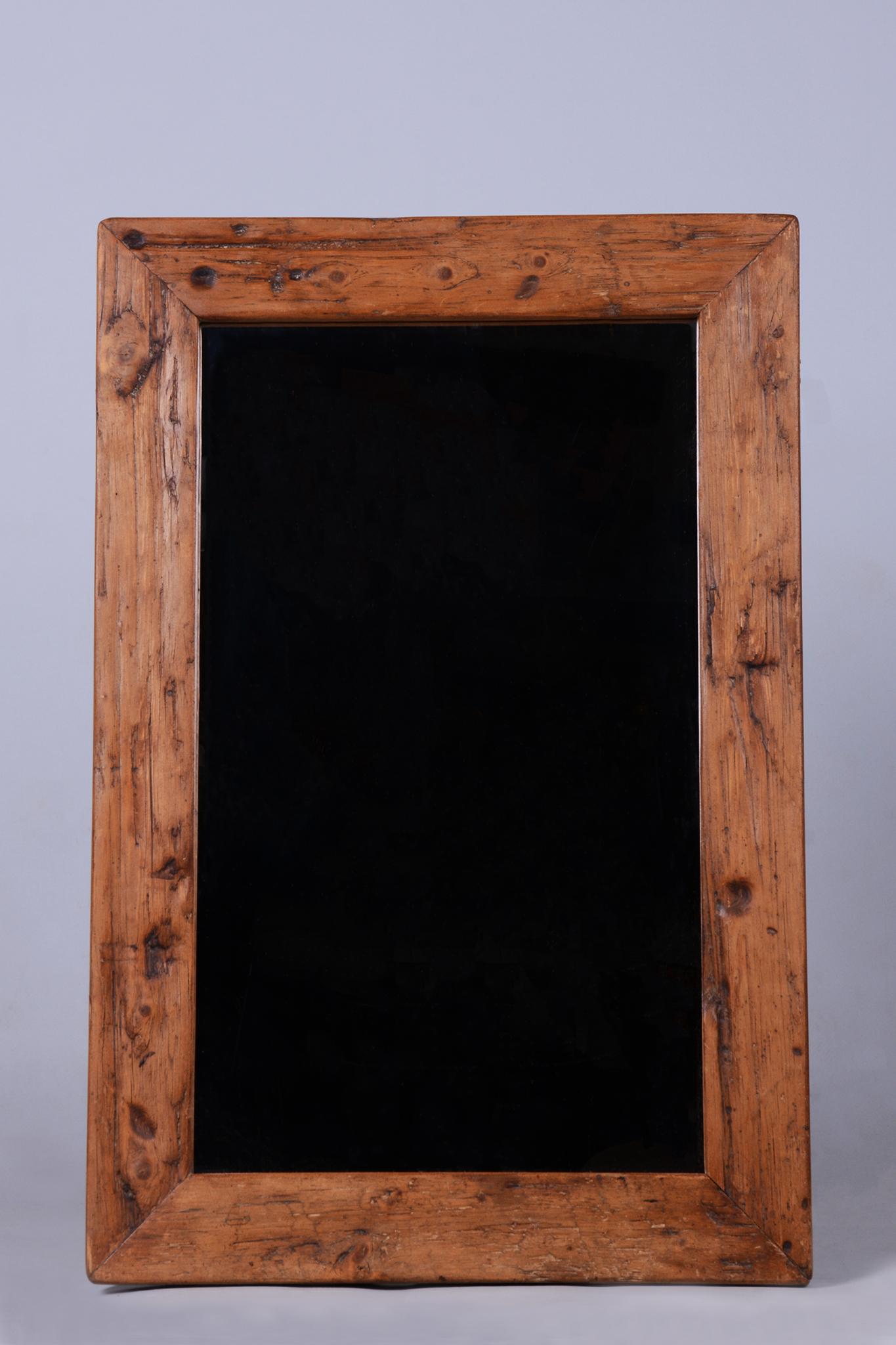 This rustic wall mirror originates from Bohemia and dates back to the 19th century. Its simple yet charming design fits perfectly into a traditional or country-style interior.

The frame is crafted from solid pine wood, which gives it a warm and
