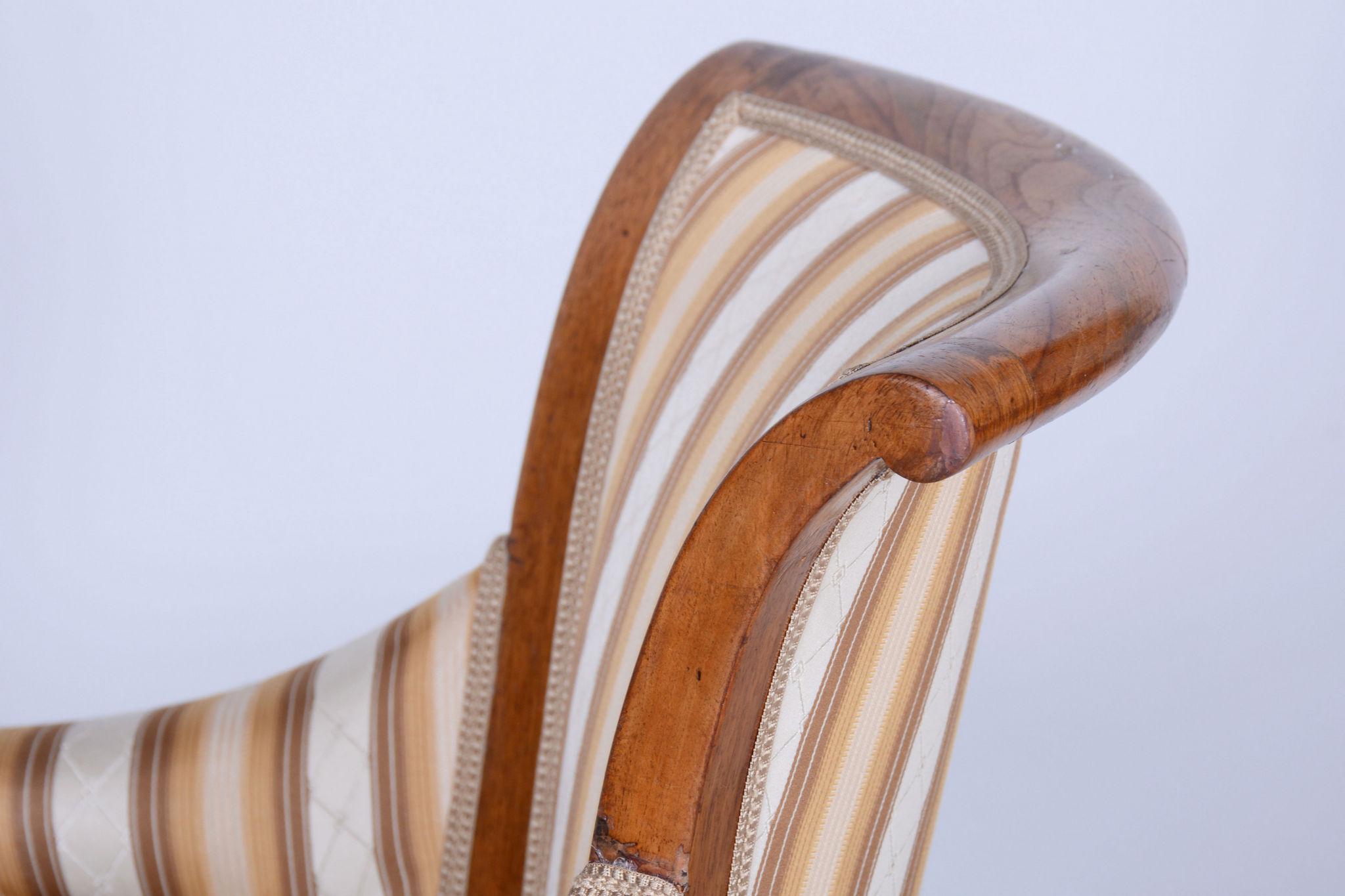Restored Biedermeier Walnut Armchair, Josef Danhauser, Vienna, Austria, 1820s In Good Condition For Sale In Brandys nad Labem, Středočeský kraj